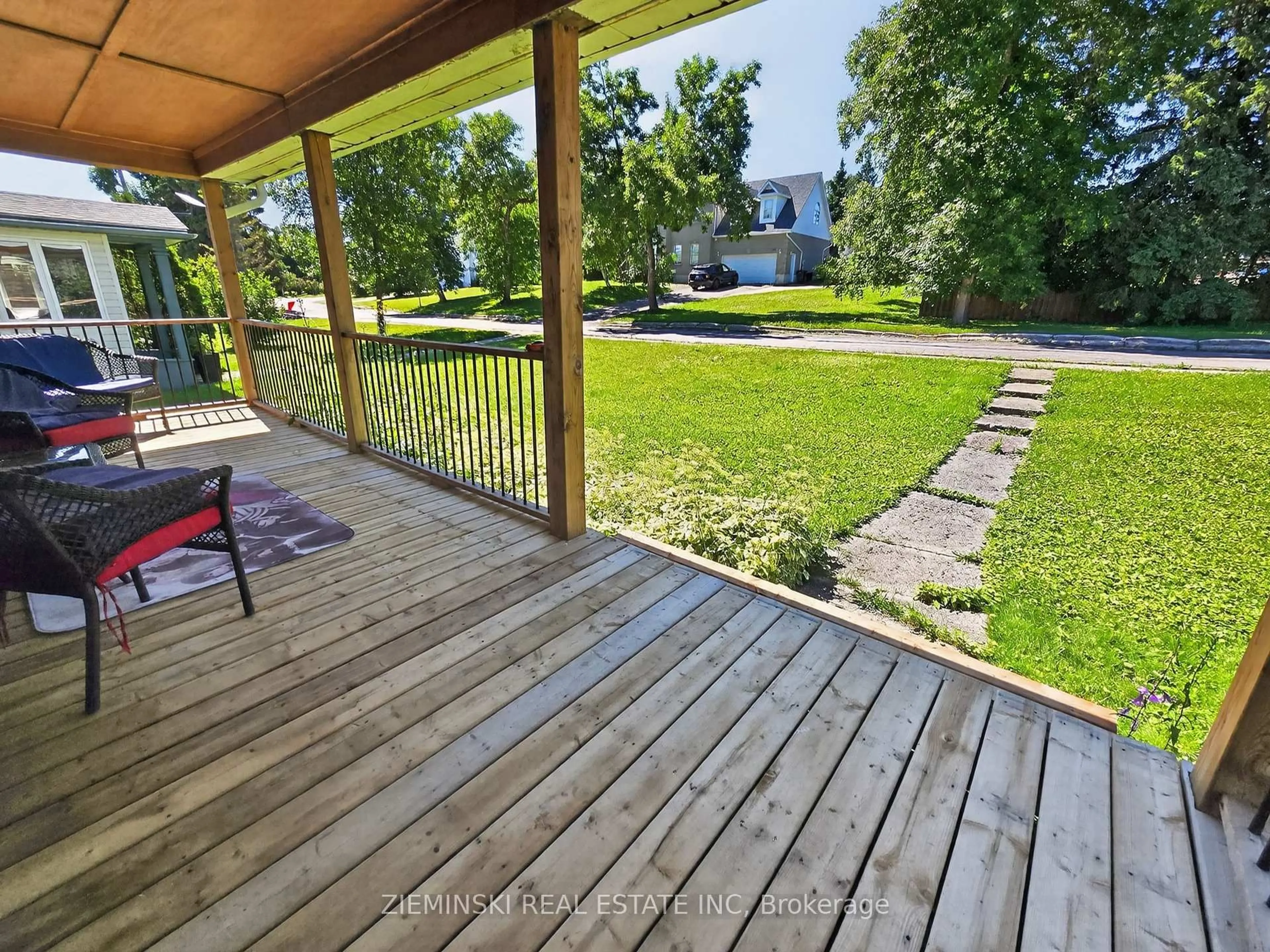 A pic from outside/outdoor area/front of a property/back of a property/a pic from drone, unknown for 137 Cambridge Ave, Iroquois Falls Ontario P0K 1E0
