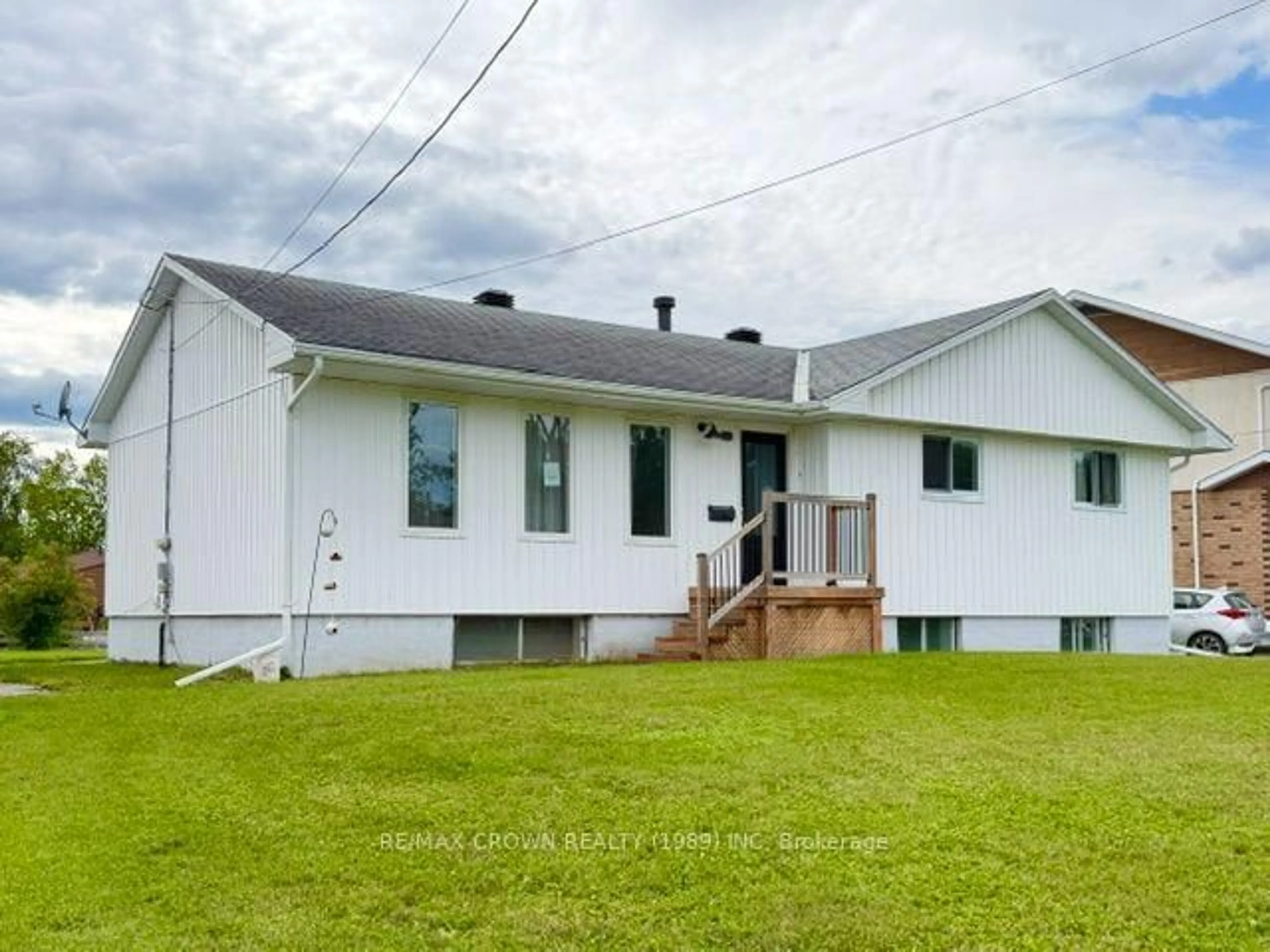 A pic from outside/outdoor area/front of a property/back of a property/a pic from drone, building for 4 Niagara St, Kapuskasing Ontario P5N 2B8