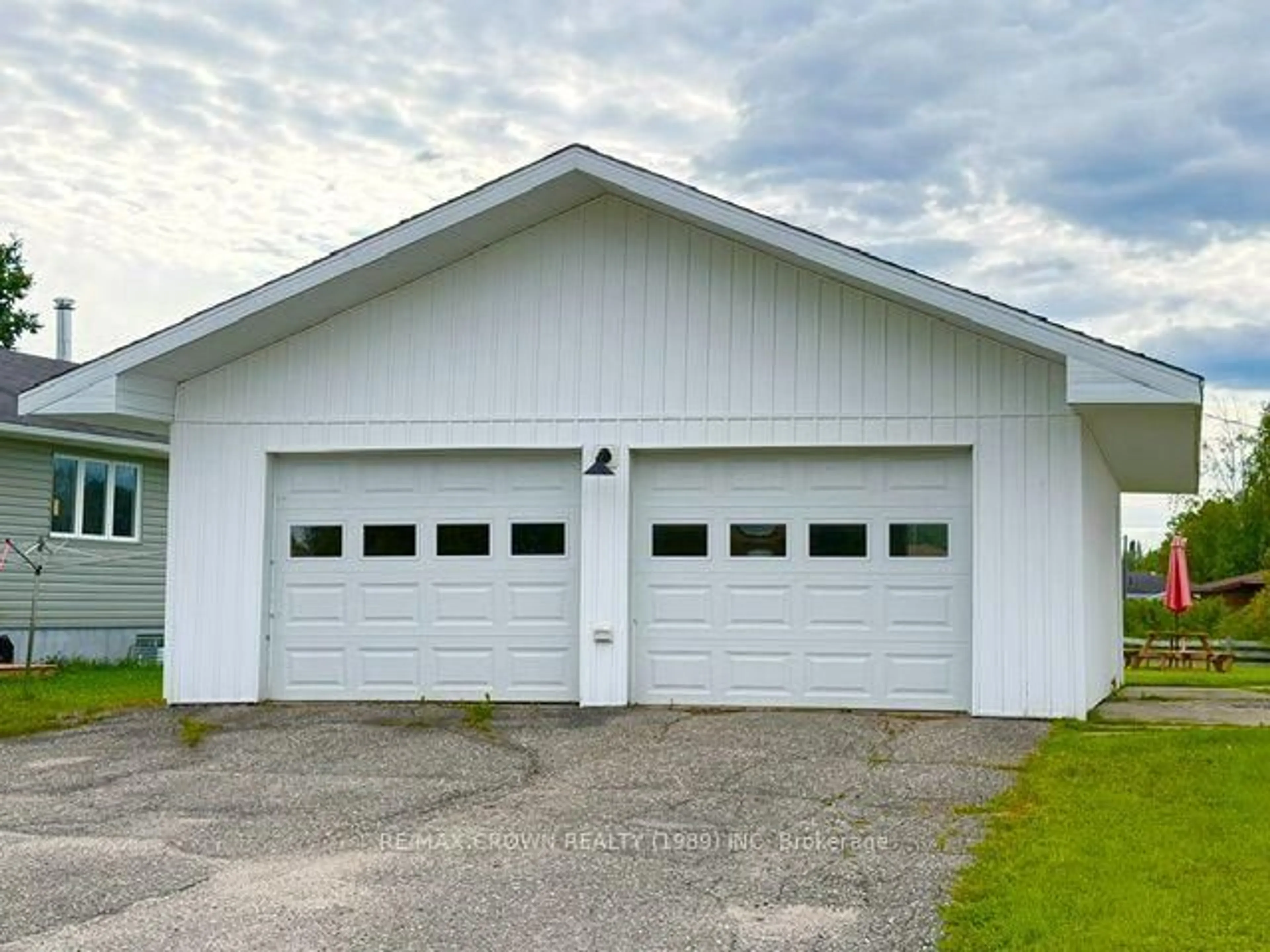 Indoor garage for 4 Niagara St, Kapuskasing Ontario P5N 2B8