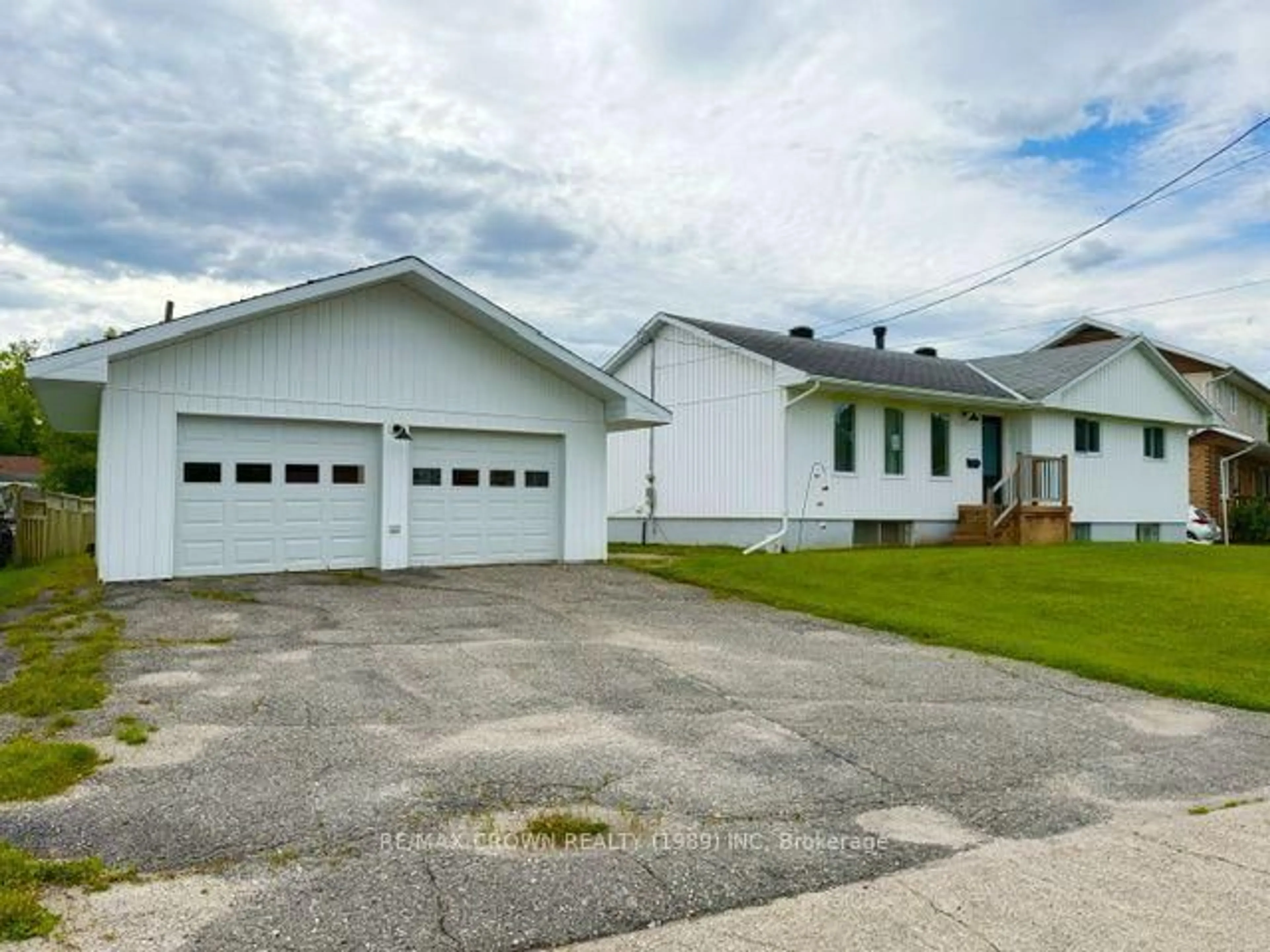 A pic from outside/outdoor area/front of a property/back of a property/a pic from drone, street for 4 Niagara St, Kapuskasing Ontario P5N 2B8