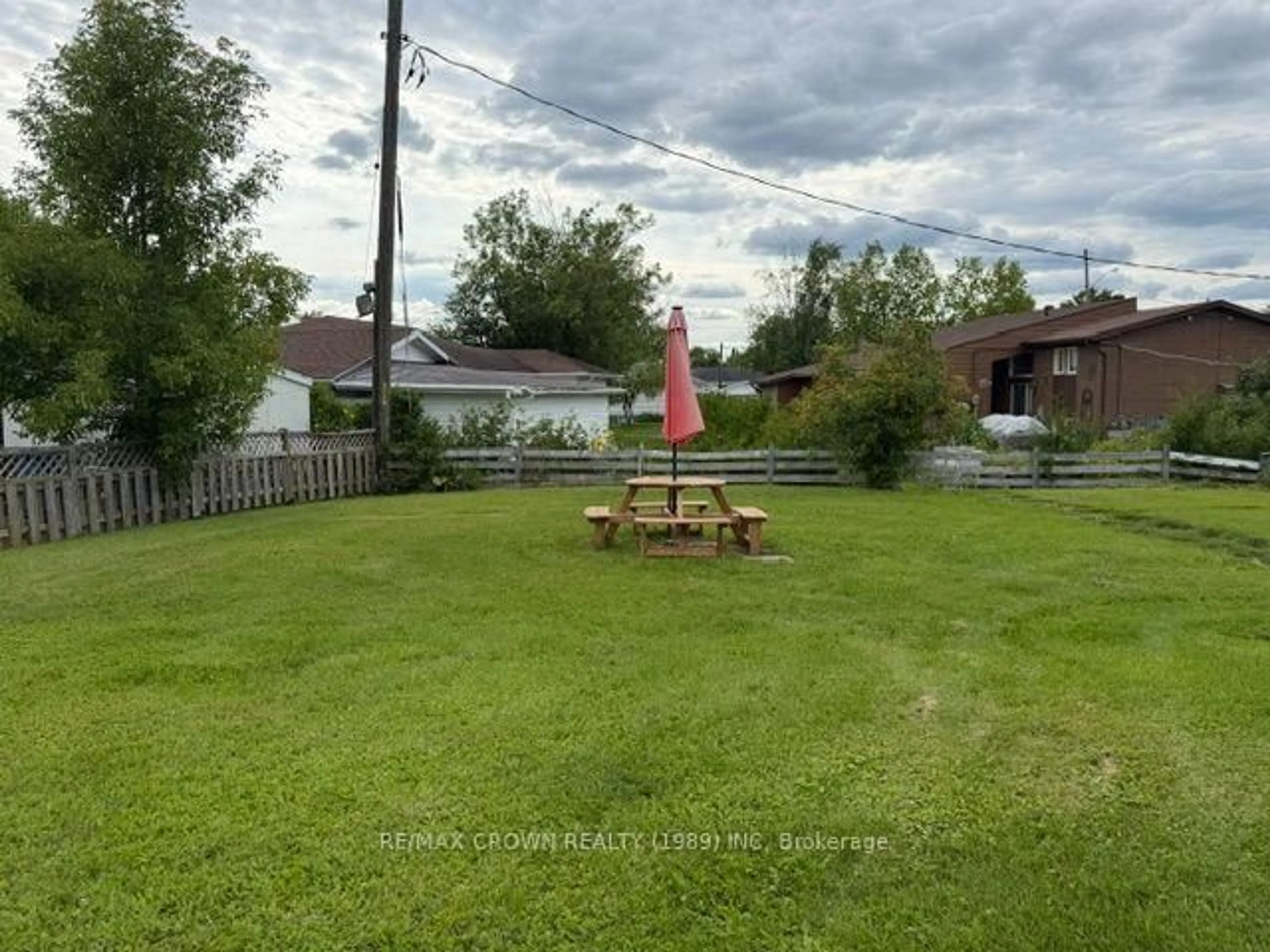 A pic from outside/outdoor area/front of a property/back of a property/a pic from drone, mountain view for 4 Niagara St, Kapuskasing Ontario P5N 2B8