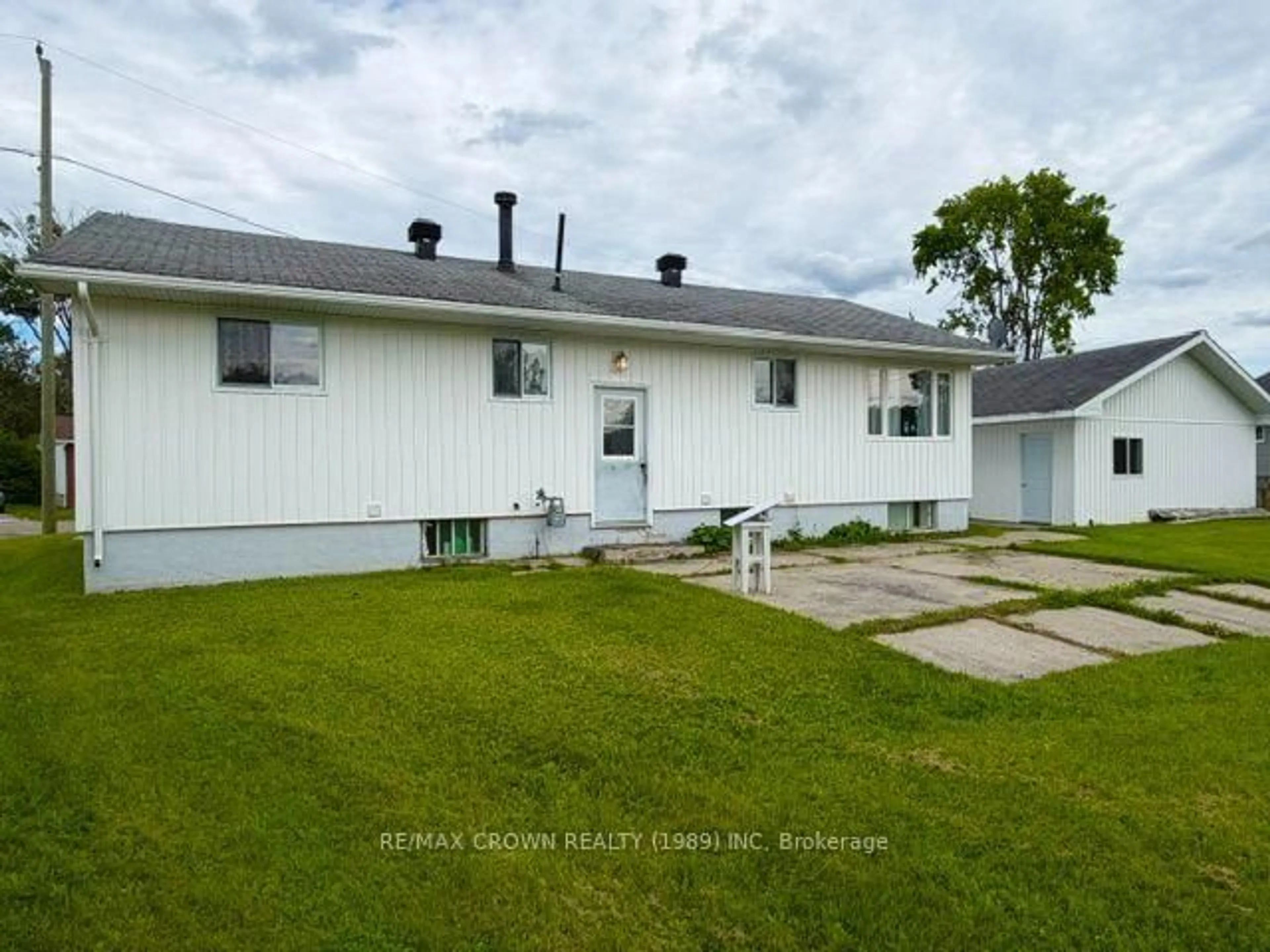 A pic from outside/outdoor area/front of a property/back of a property/a pic from drone, unknown for 4 Niagara St, Kapuskasing Ontario P5N 2B8