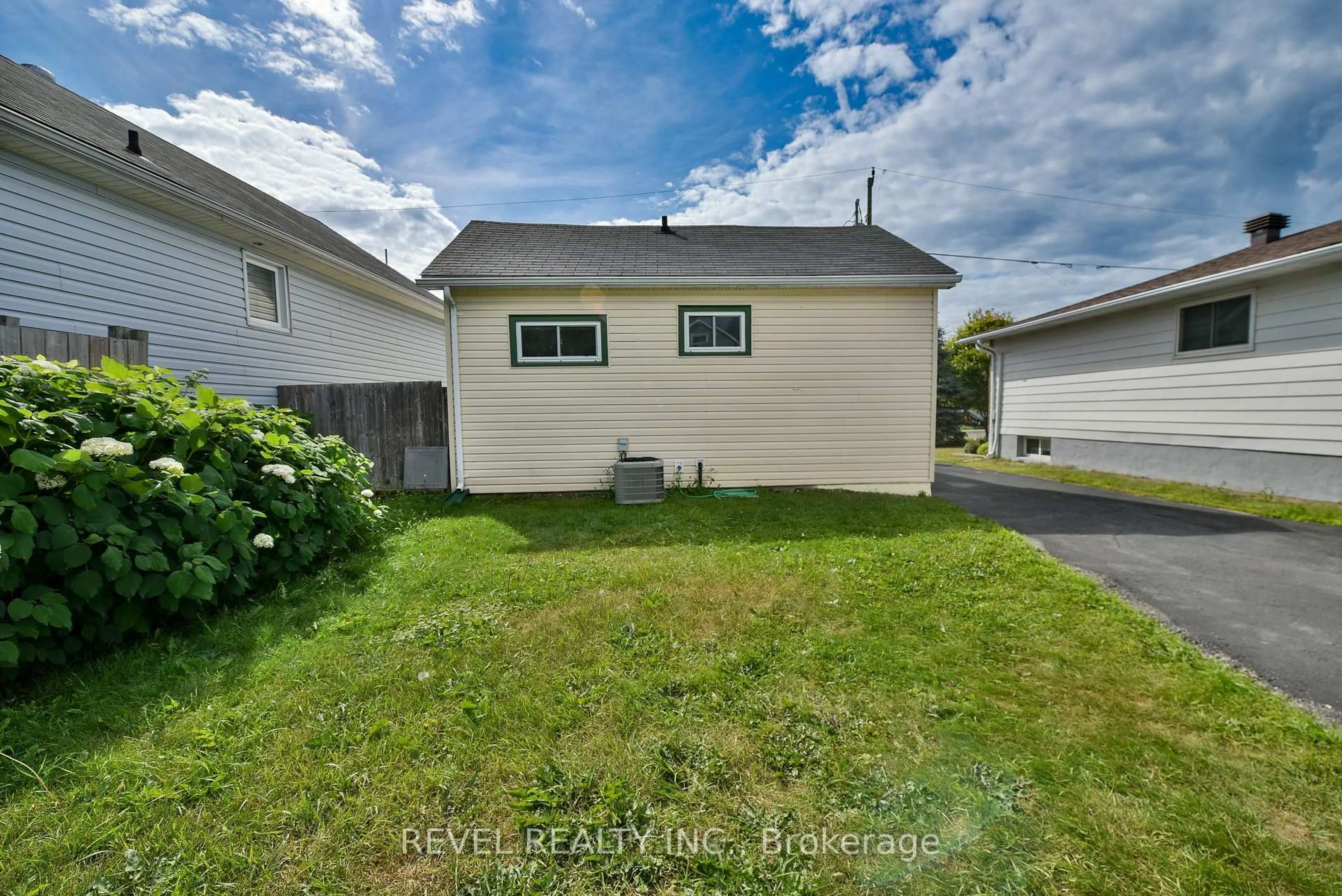 A pic from outside/outdoor area/front of a property/back of a property/a pic from drone, street for 548 Cedar St, Timmins Ontario P4N 2J5