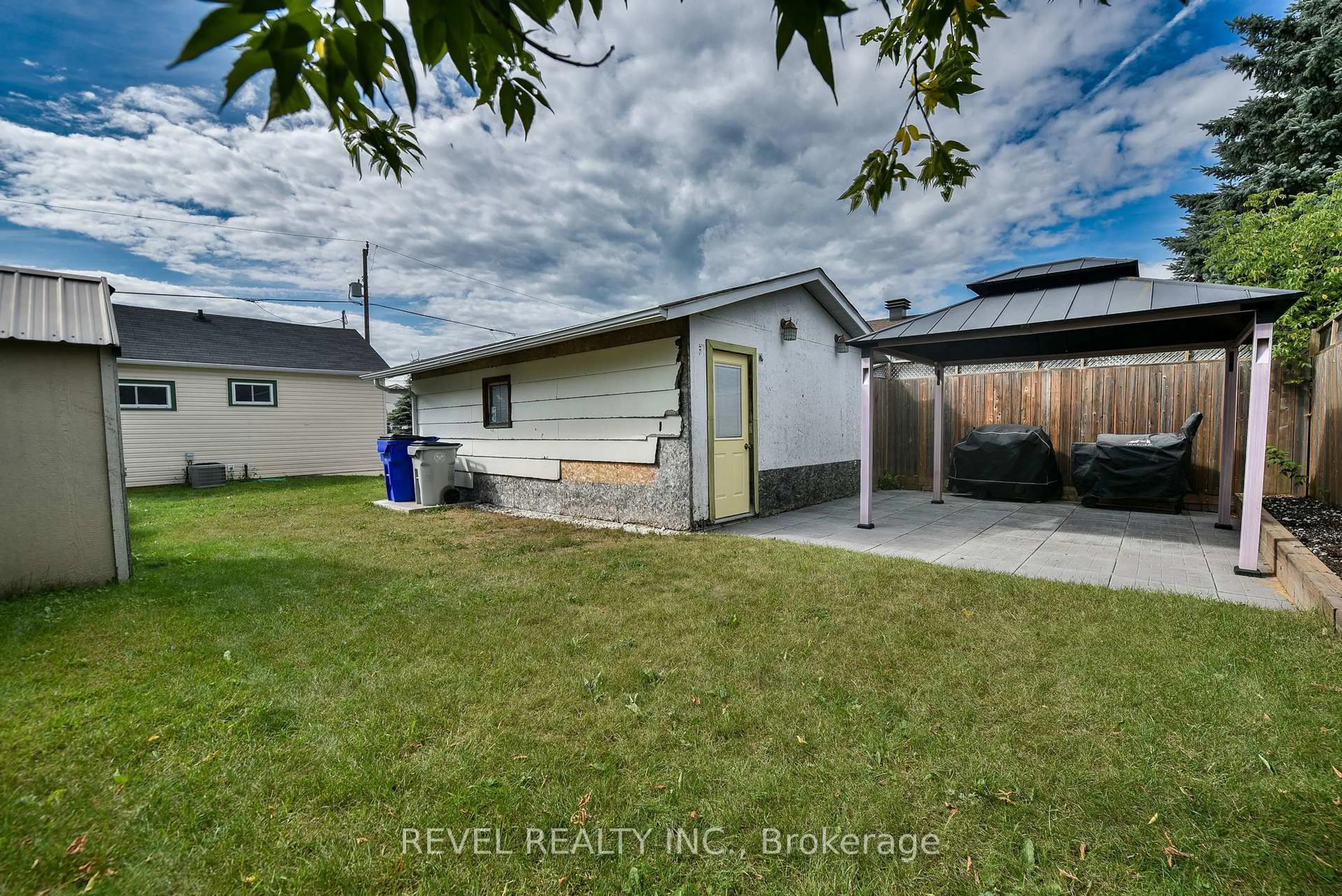 A pic from outside/outdoor area/front of a property/back of a property/a pic from drone, street for 548 Cedar St, Timmins Ontario P4N 2J5