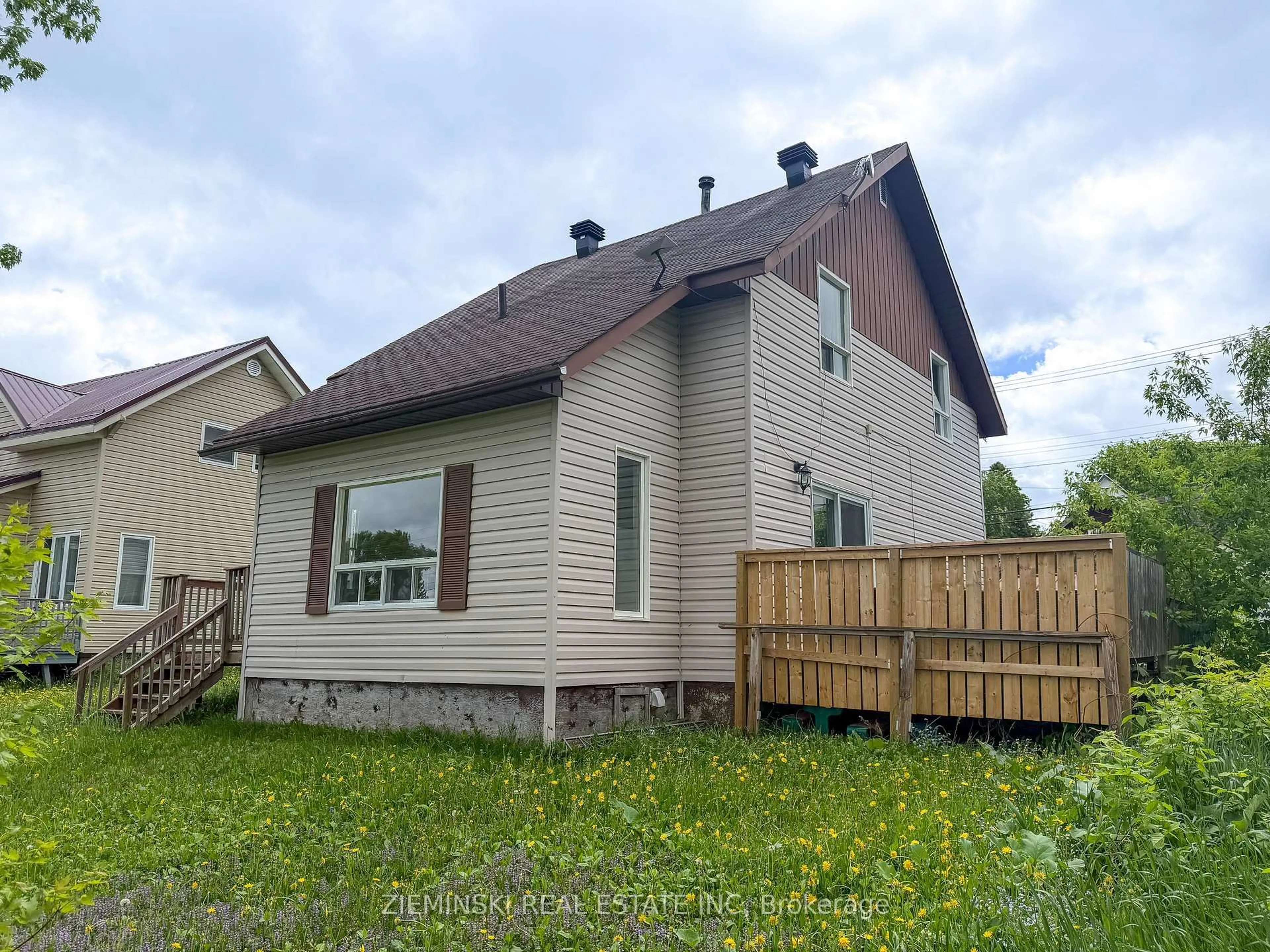 Home with vinyl exterior material, building for 143 Essex Ave, Iroquois Falls Ontario P0K 1E0