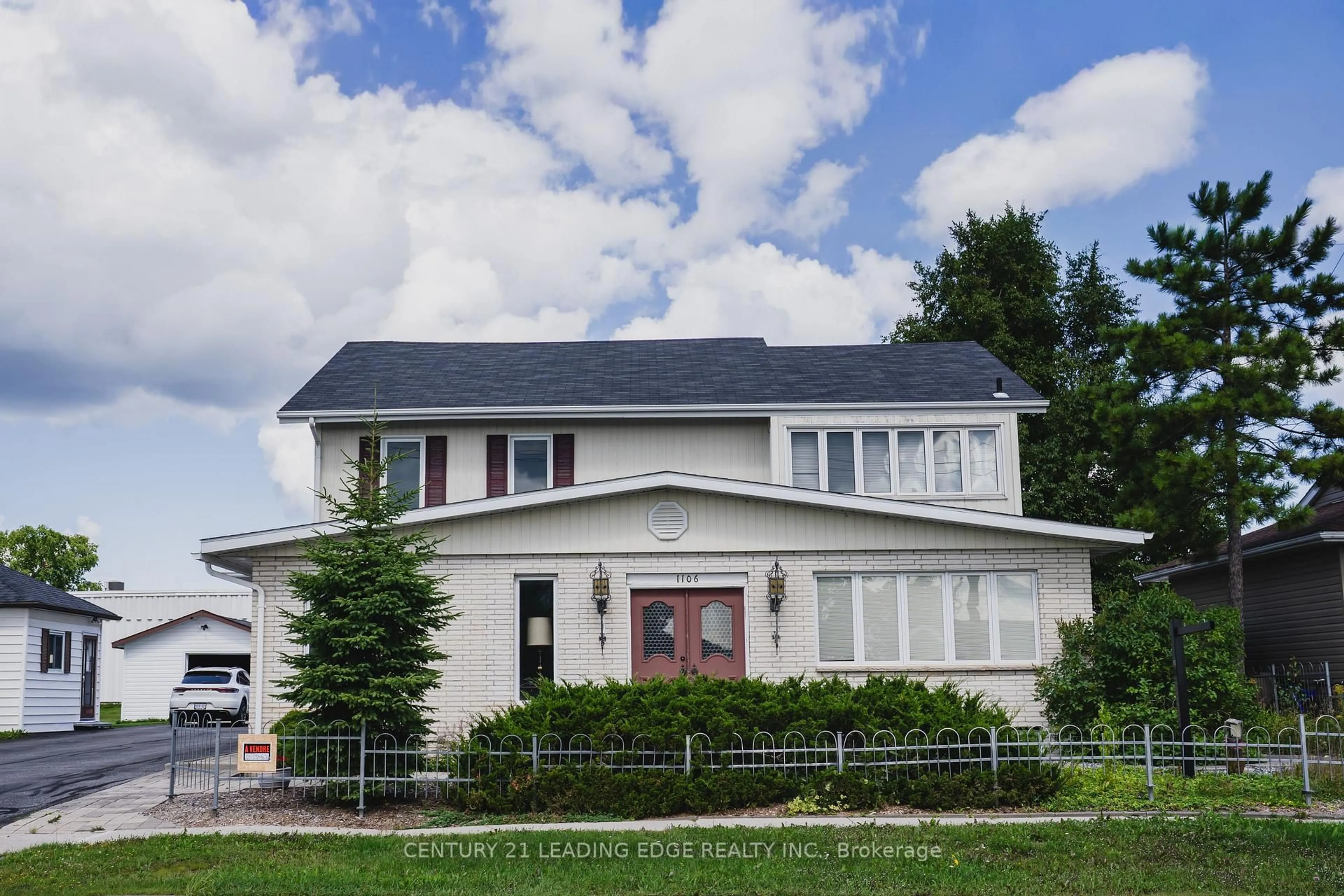 Home with vinyl exterior material, unknown for 1106 Prince St, Hearst Ontario P0L 1N0