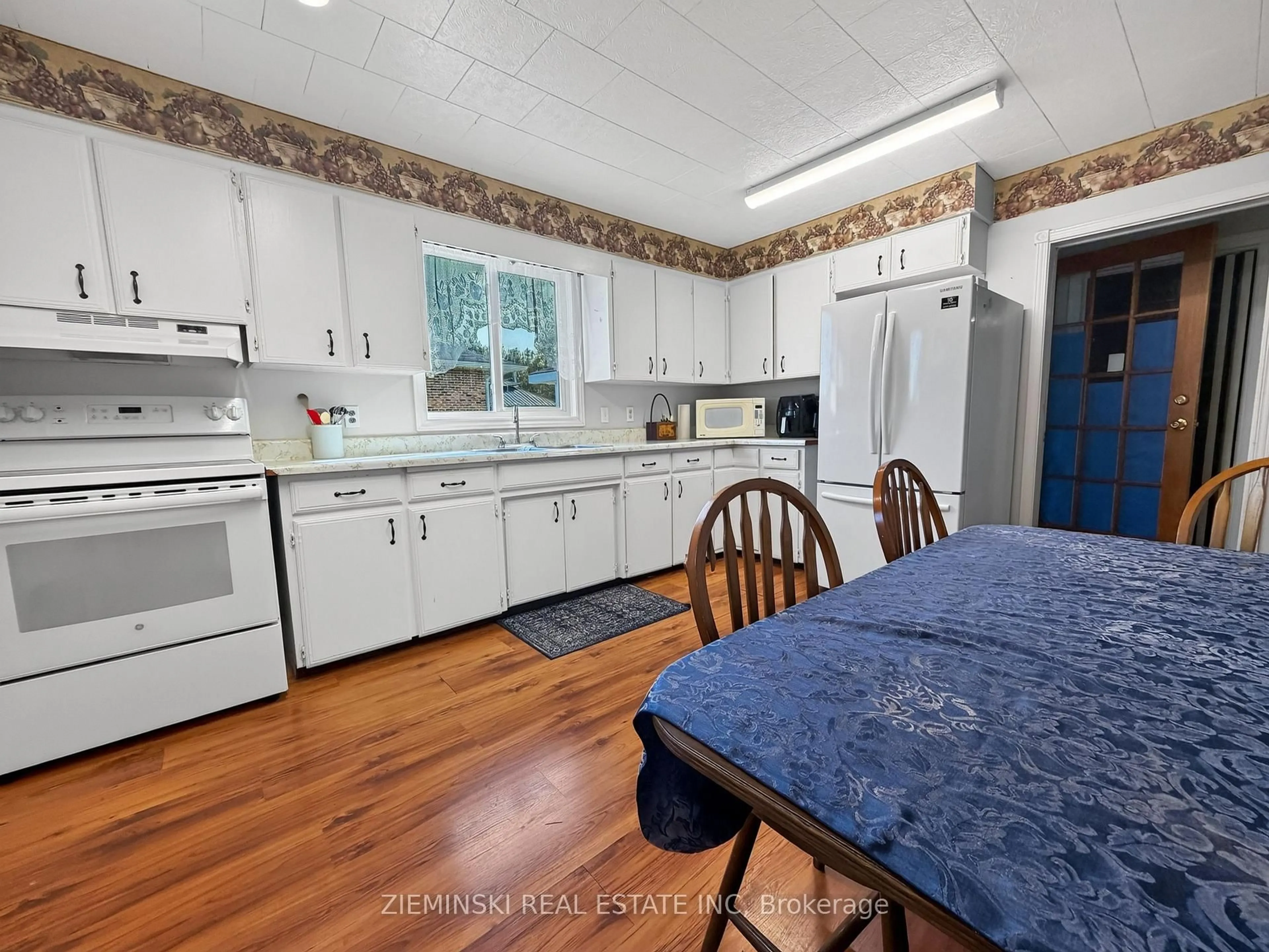 Standard kitchen, unknown for 45 Highway 11 Highway, Smooth Rock Falls Ontario P0L 2B0