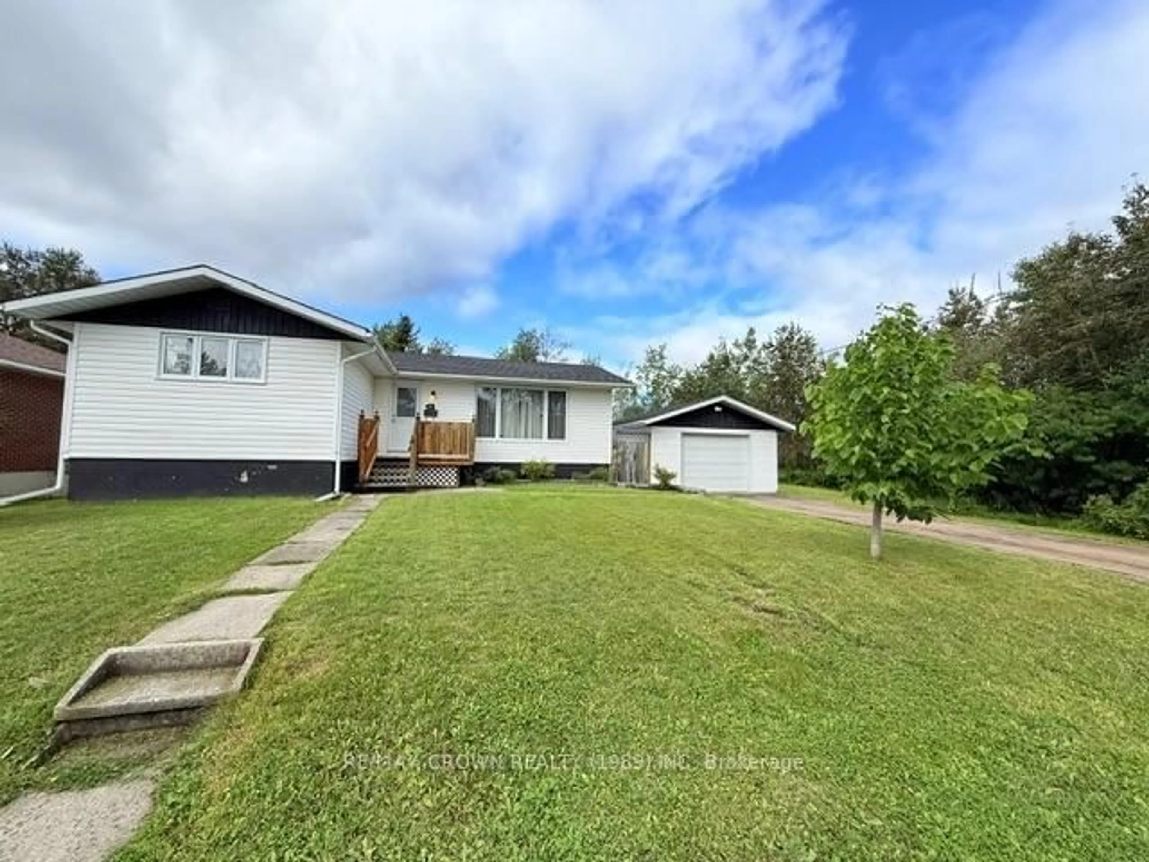 A pic from outside/outdoor area/front of a property/back of a property/a pic from drone, street for 32 Winnipeg St, Kapuskasing Ontario P5N 1Z3