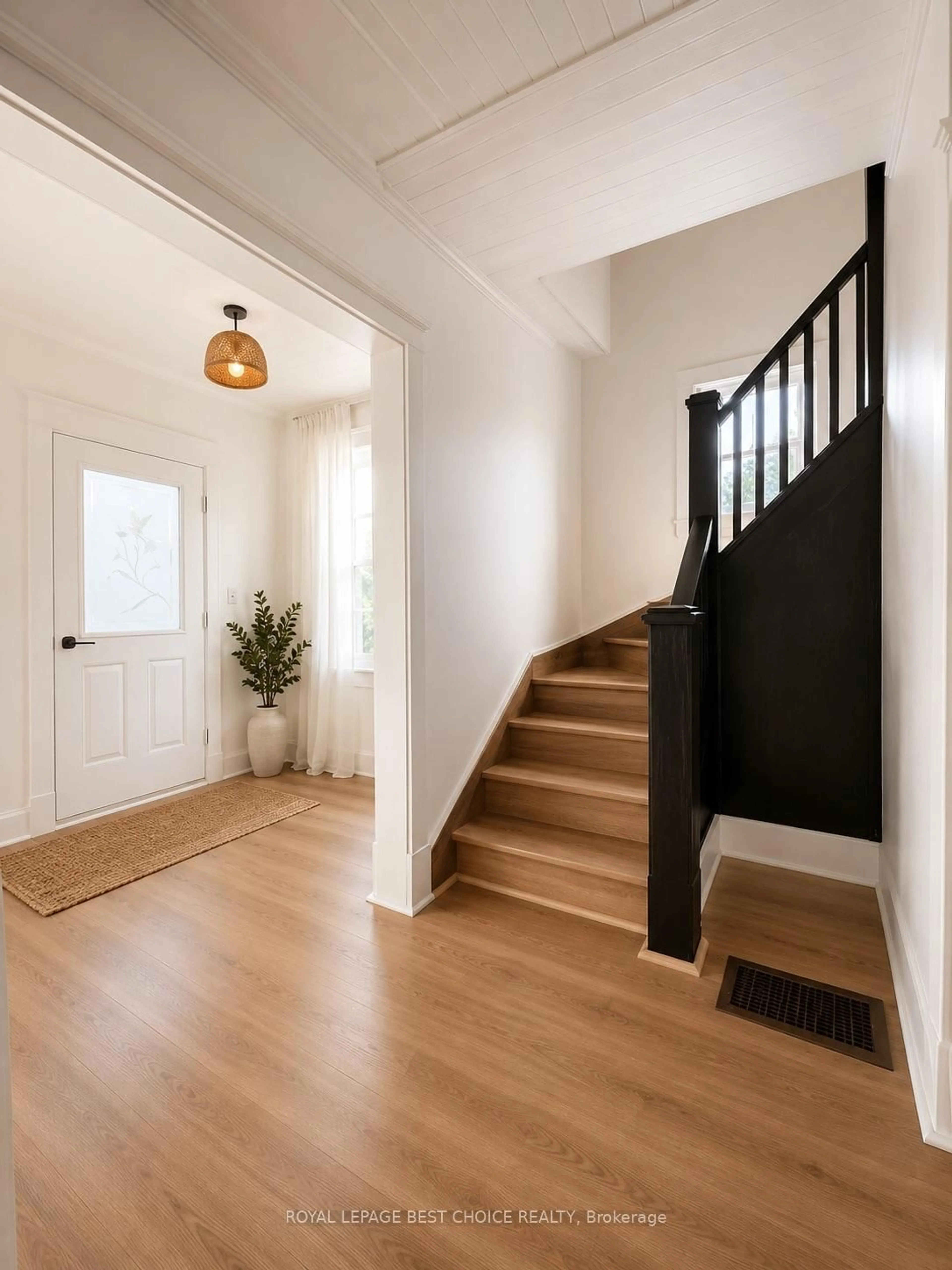 Indoor entryway for 301 Albert St, Temiskaming Shores Ontario P0J 1K0