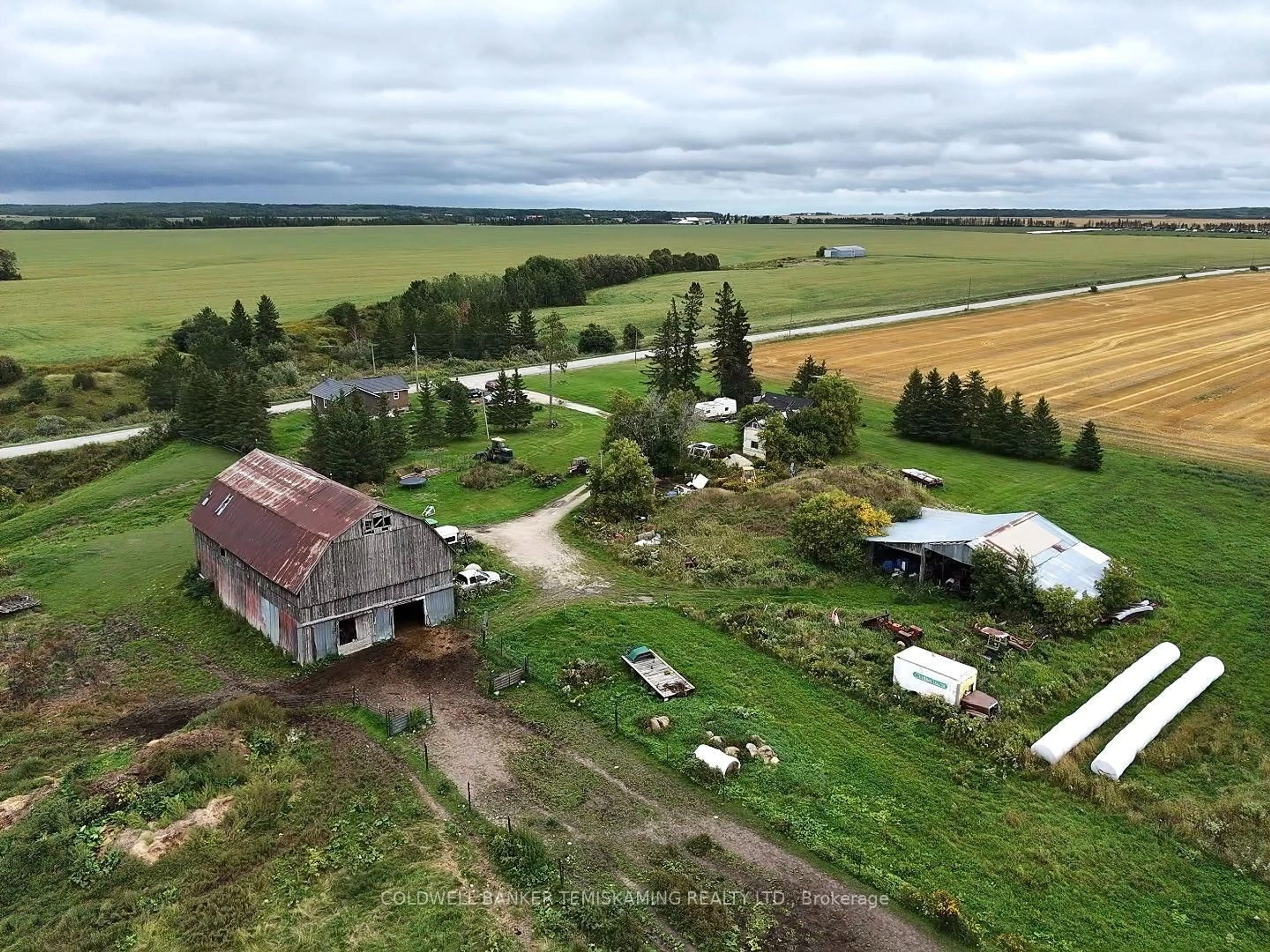 A pic from outside/outdoor area/front of a property/back of a property/a pic from drone, building for 864140 Uno Park Rd, Temiskaming Shores Ontario P0J 1P0