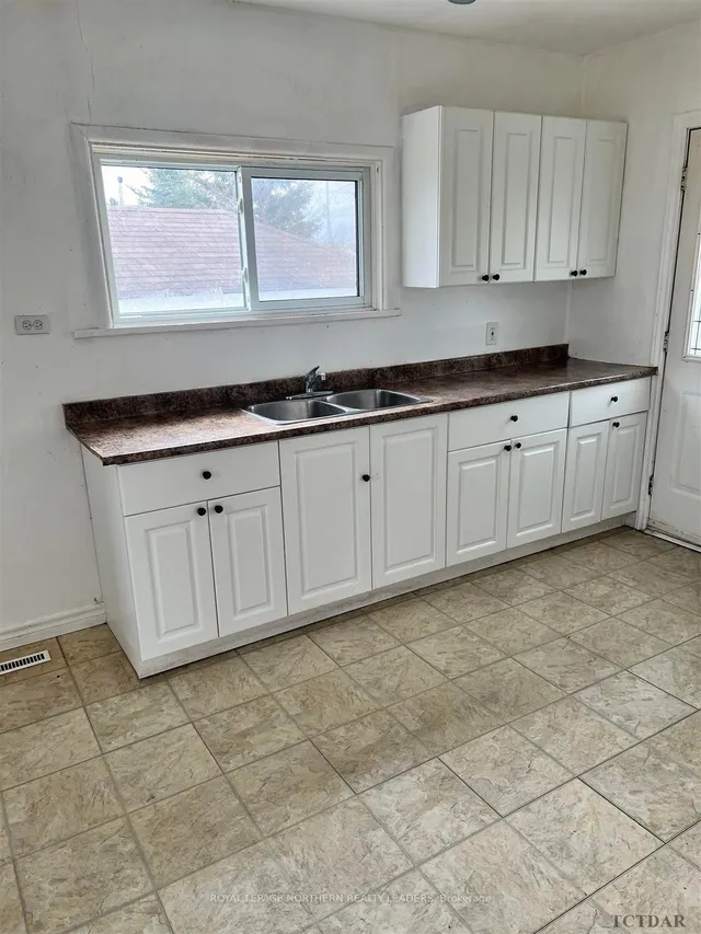 292 Mountjoy St, Timmins 5