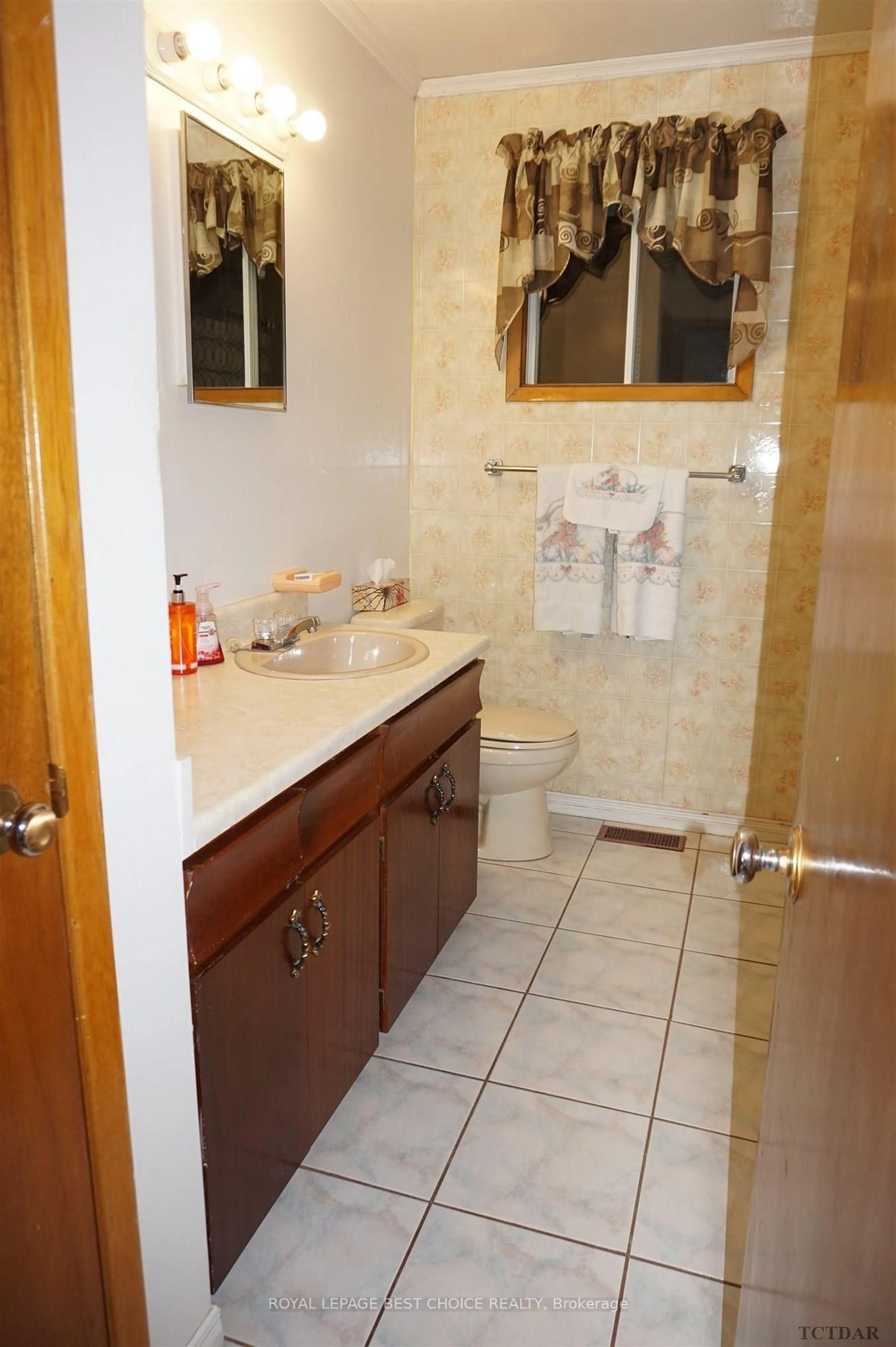 Bathroom, ceramic floors for 102 Lang St, Cobalt Ontario P0J 1C0