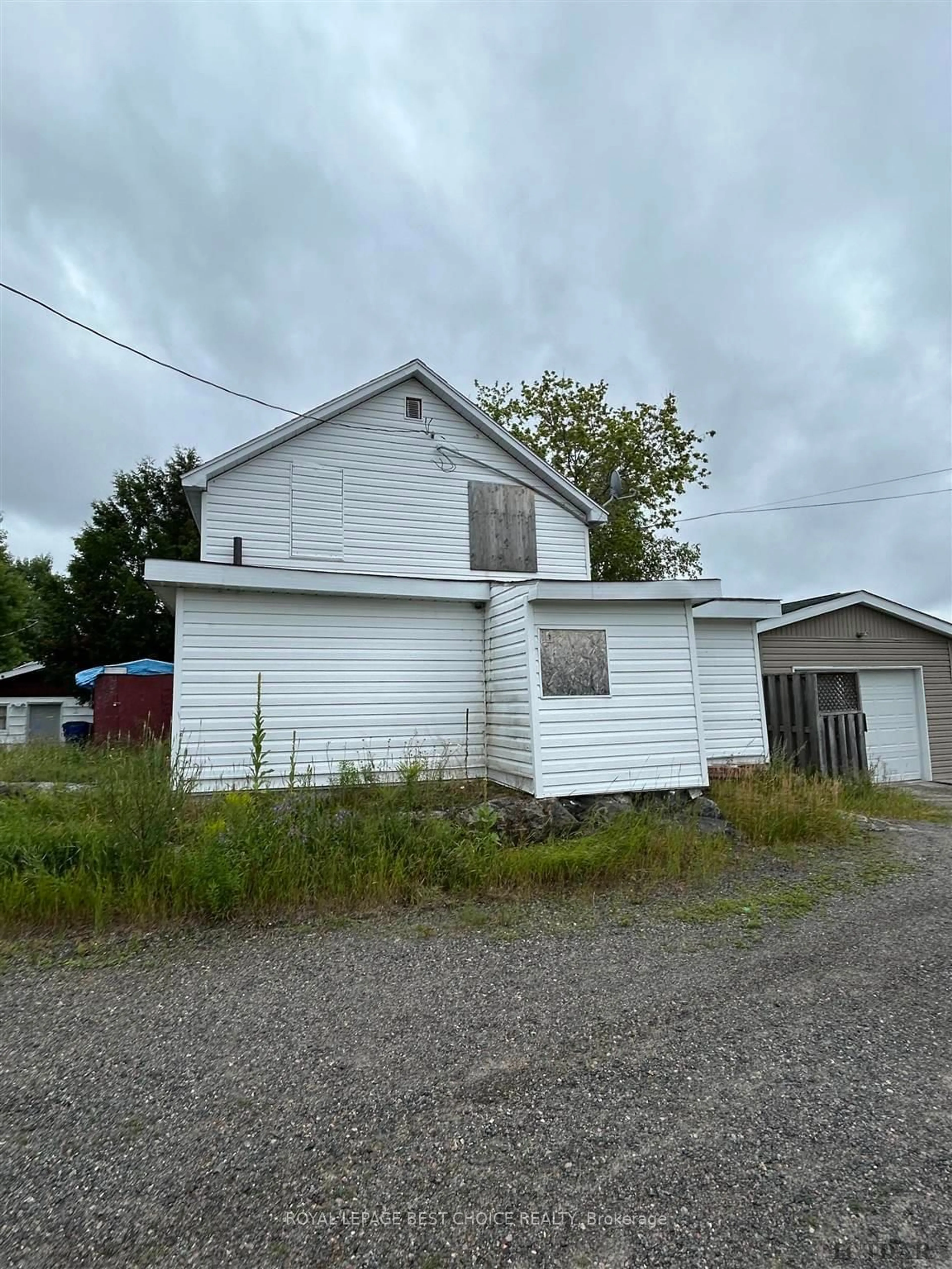 Frontside or backside of a home, the front or back of building for 105 Jamieson St, Cobalt Ontario P0J 1C0