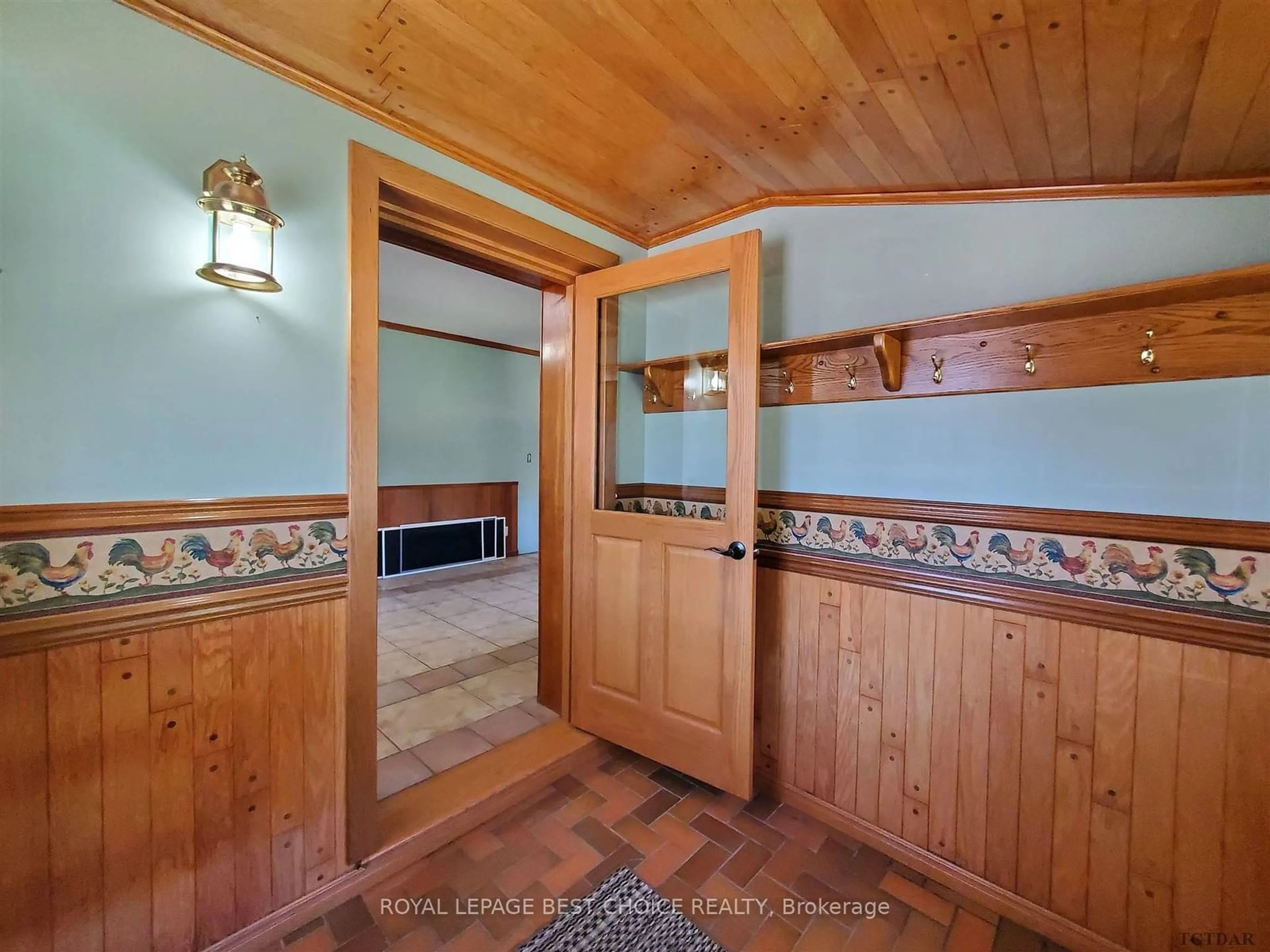 Indoor entryway, wood floors for 166015 Mini Farm Rd, Armstrong Ontario P0J 1E0