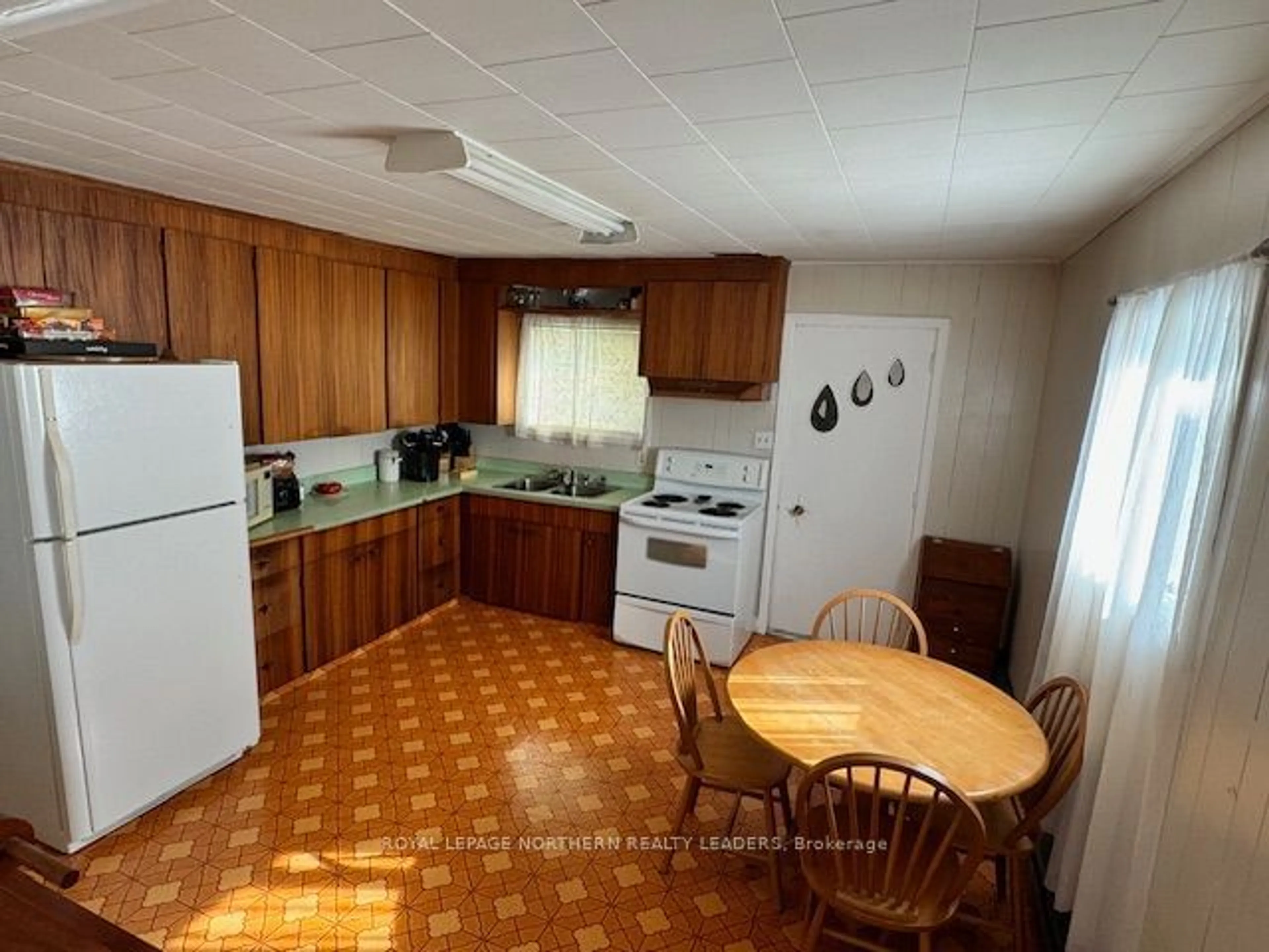 Standard kitchen, wood floors, cottage for 464 Cedar St, Timmins Ontario P4N 2J1