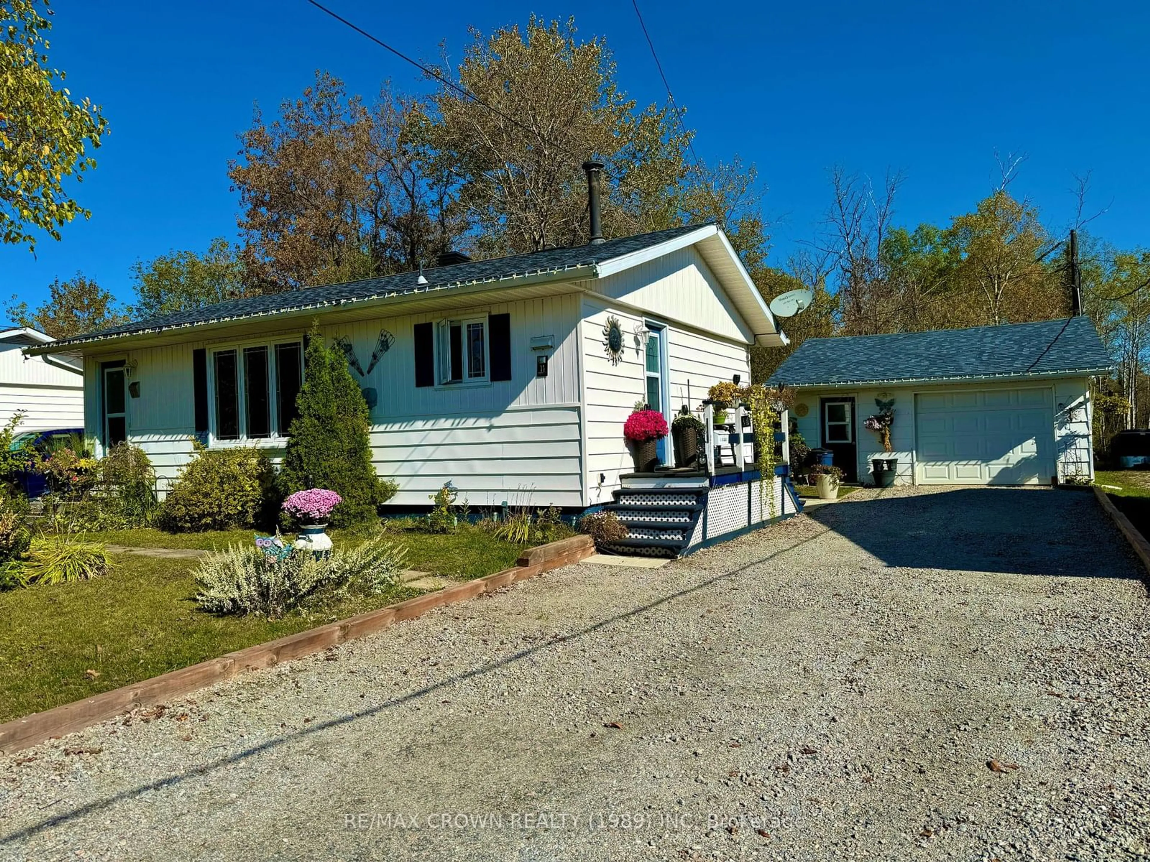 A pic from outside/outdoor area/front of a property/back of a property/a pic from drone, street for 11 Niagara St, Kapuskasing Ontario P5N 2B9