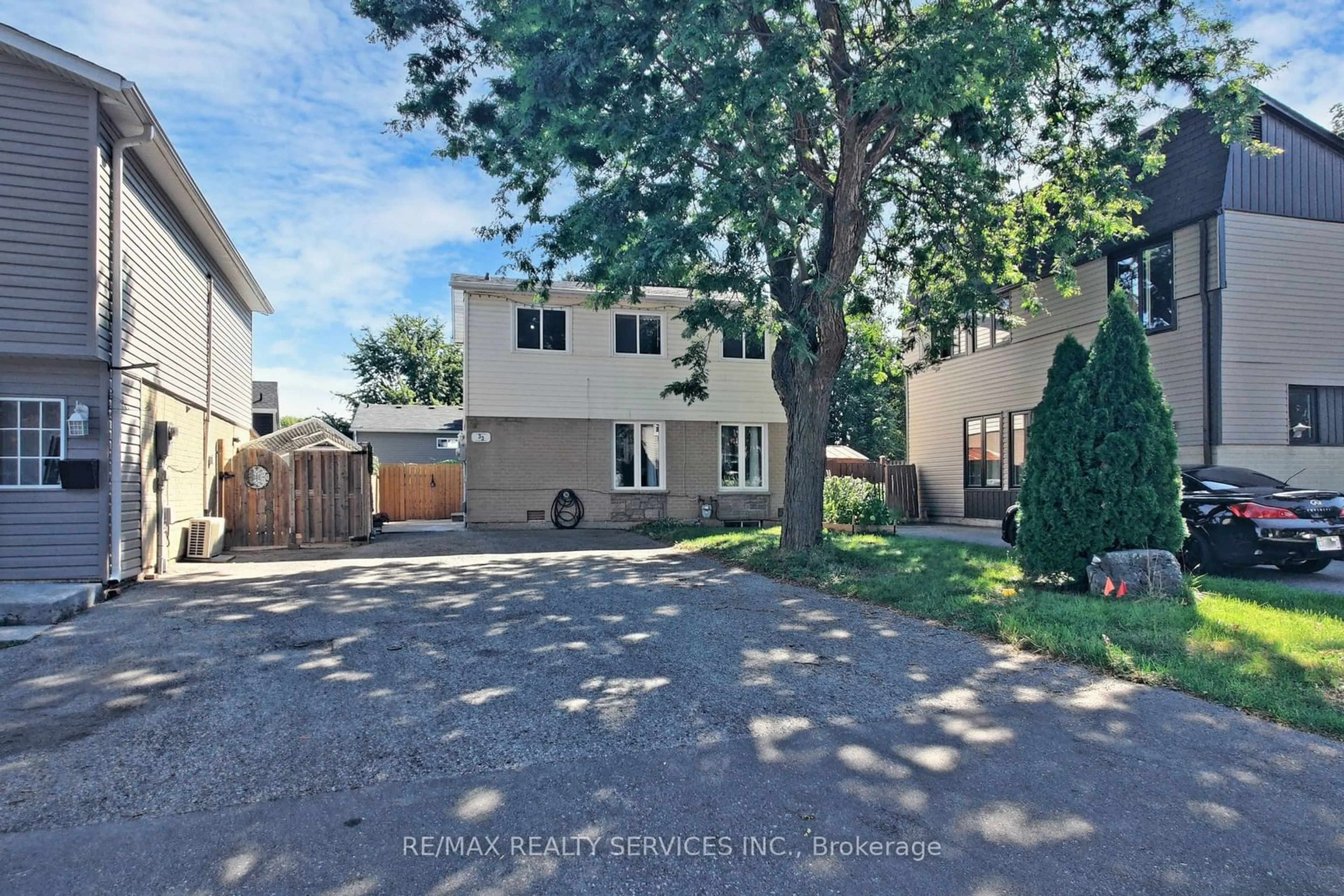 A pic from exterior of the house or condo, the street view for 33 Hazelglen Crt, Brampton Ontario L6S 1N7