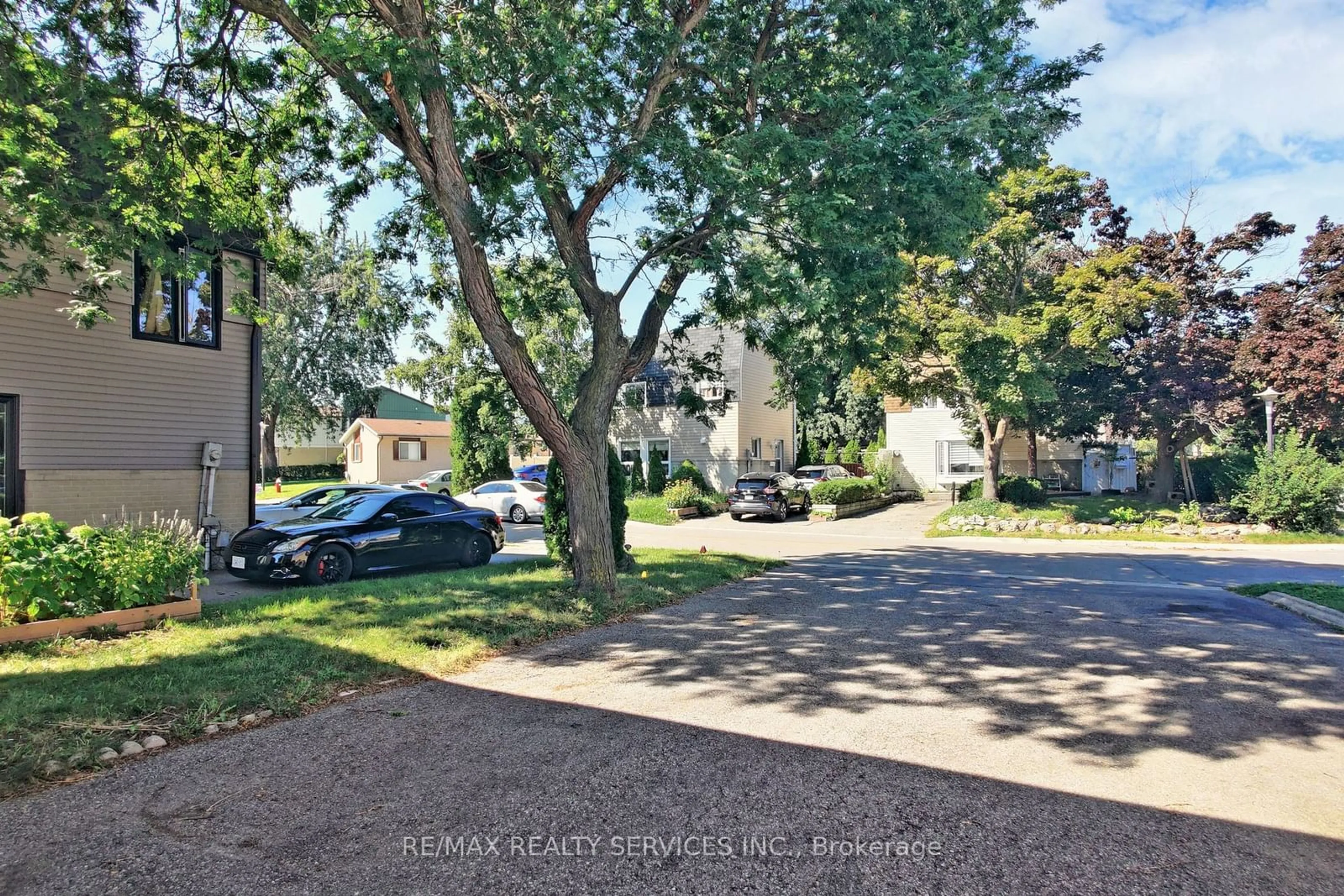 A pic from exterior of the house or condo, the street view for 33 Hazelglen Crt, Brampton Ontario L6S 1N7