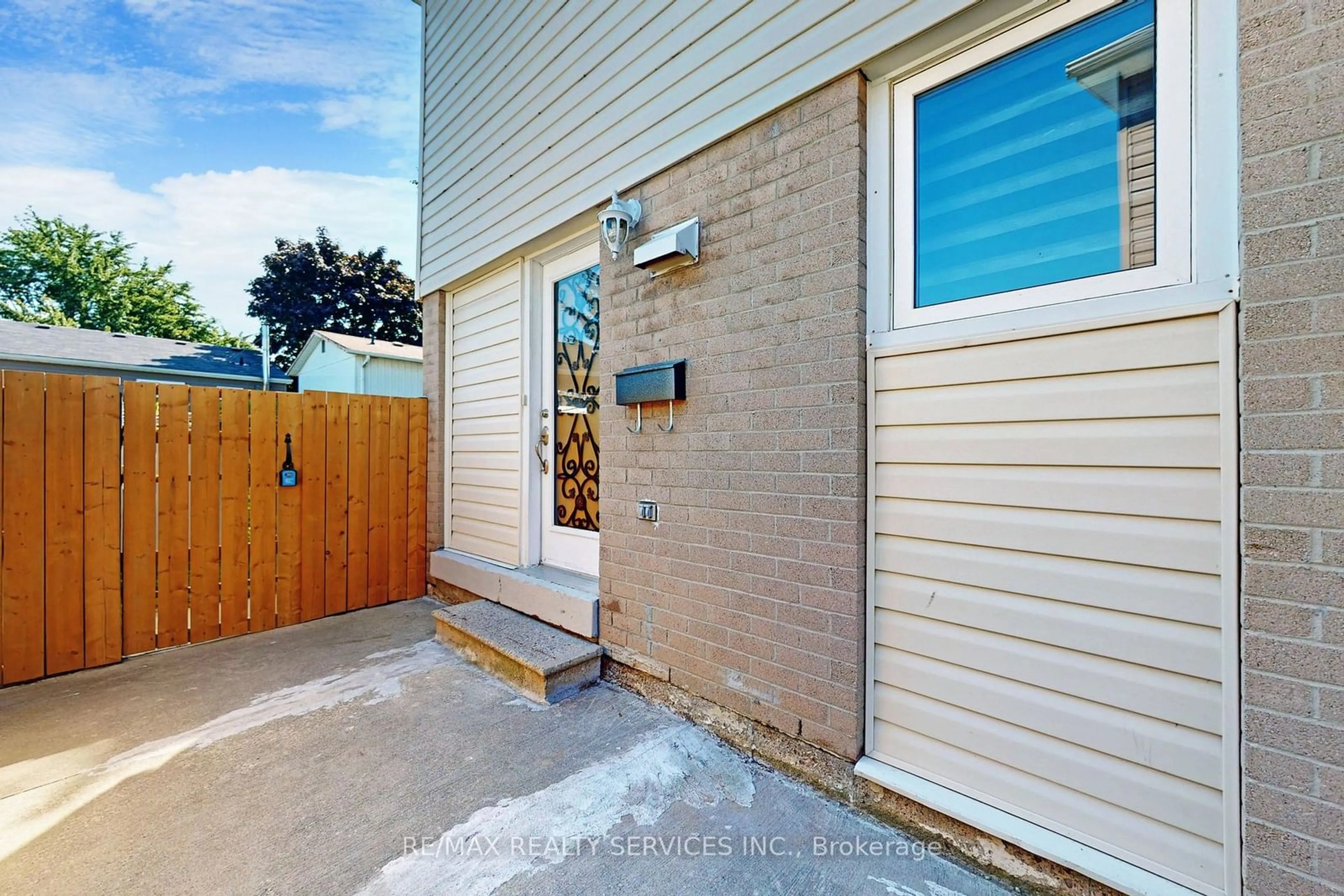 A pic from exterior of the house or condo, cottage for 33 Hazelglen Crt, Brampton Ontario L6S 1N7