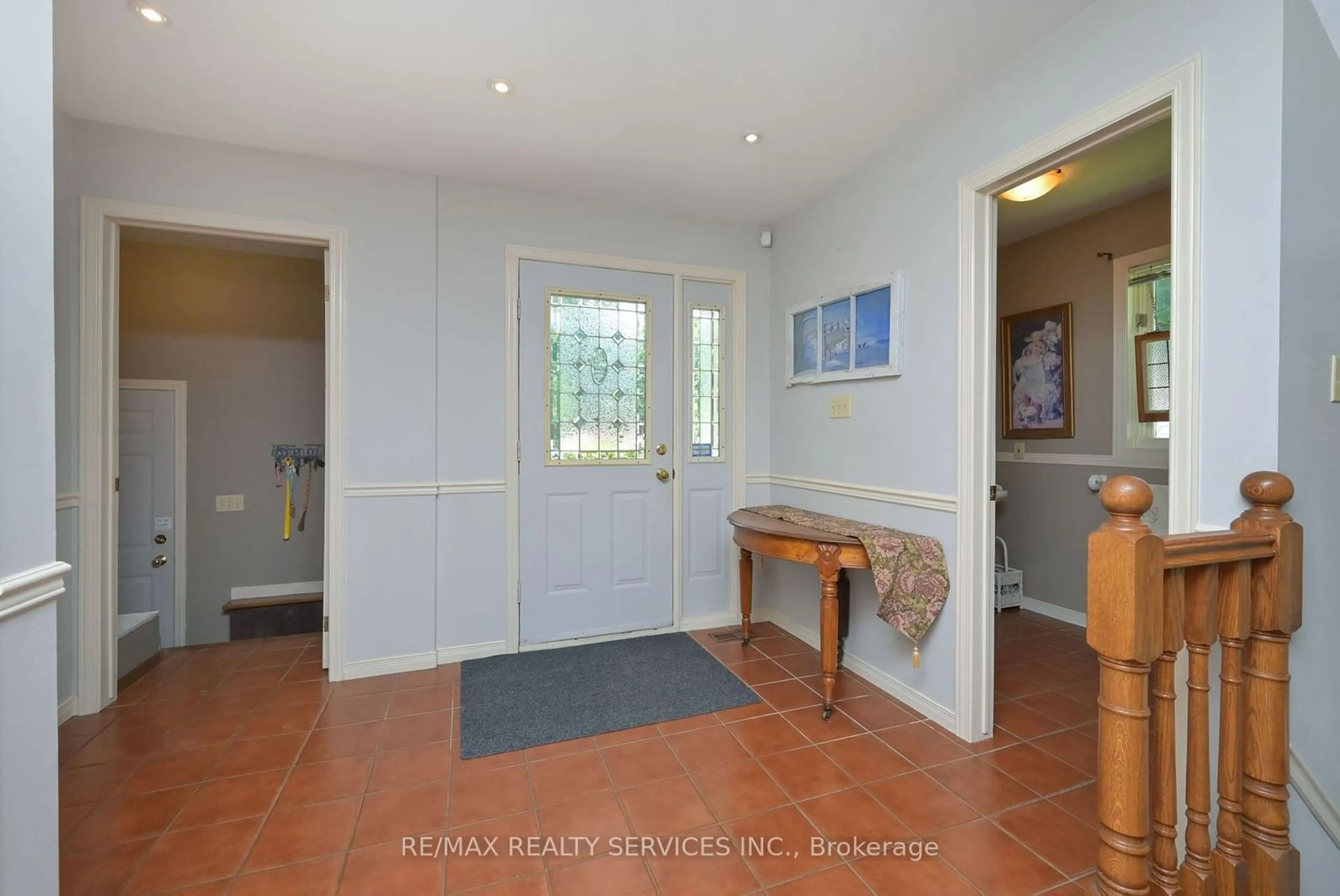 Indoor entryway, ceramic floors for 95 Credit Rd, Caledon Ontario L7C 3J4