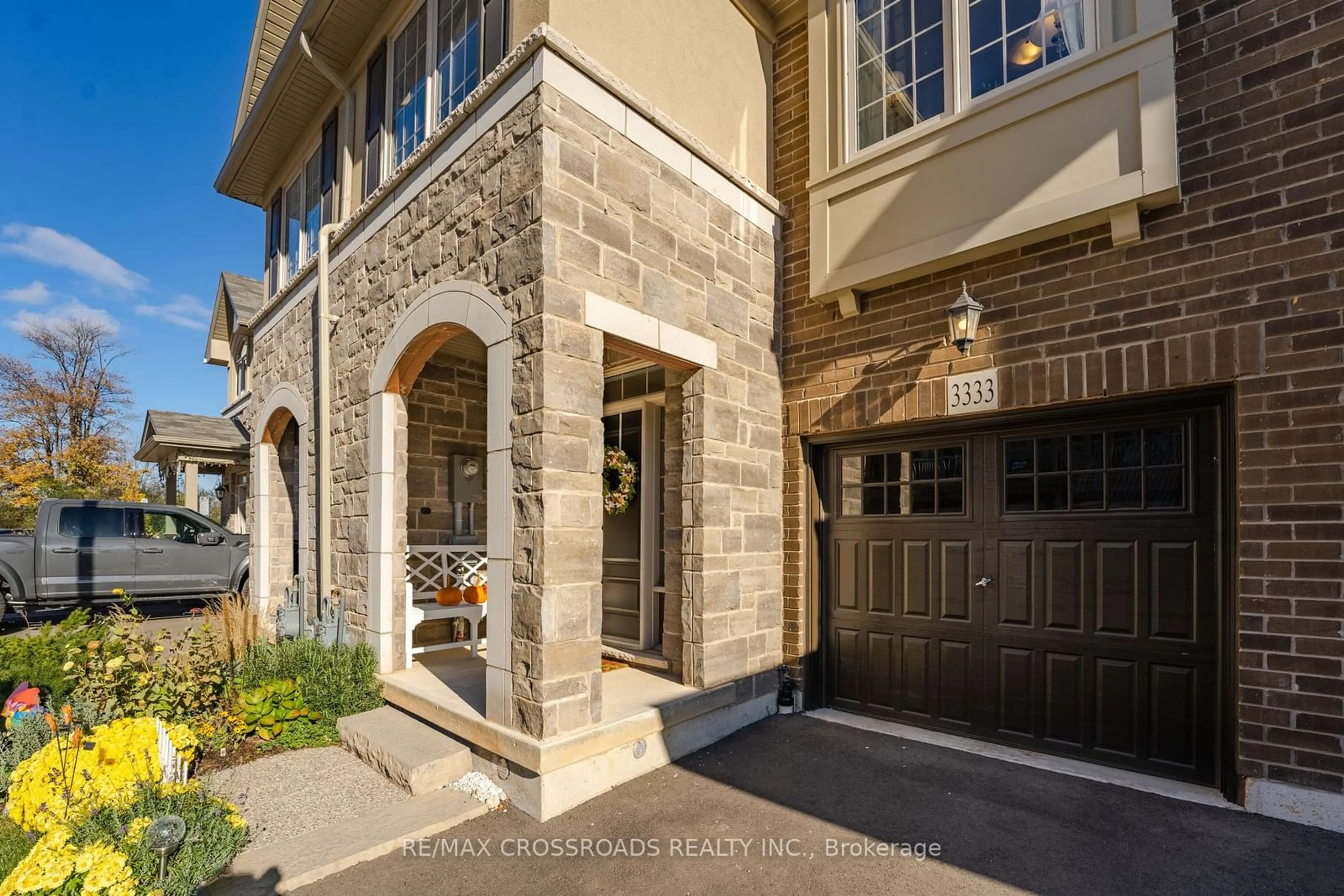 Indoor entryway, ceramic floors for 3333 Mockingbird Common Cres, Oakville Ontario L6H 0X1