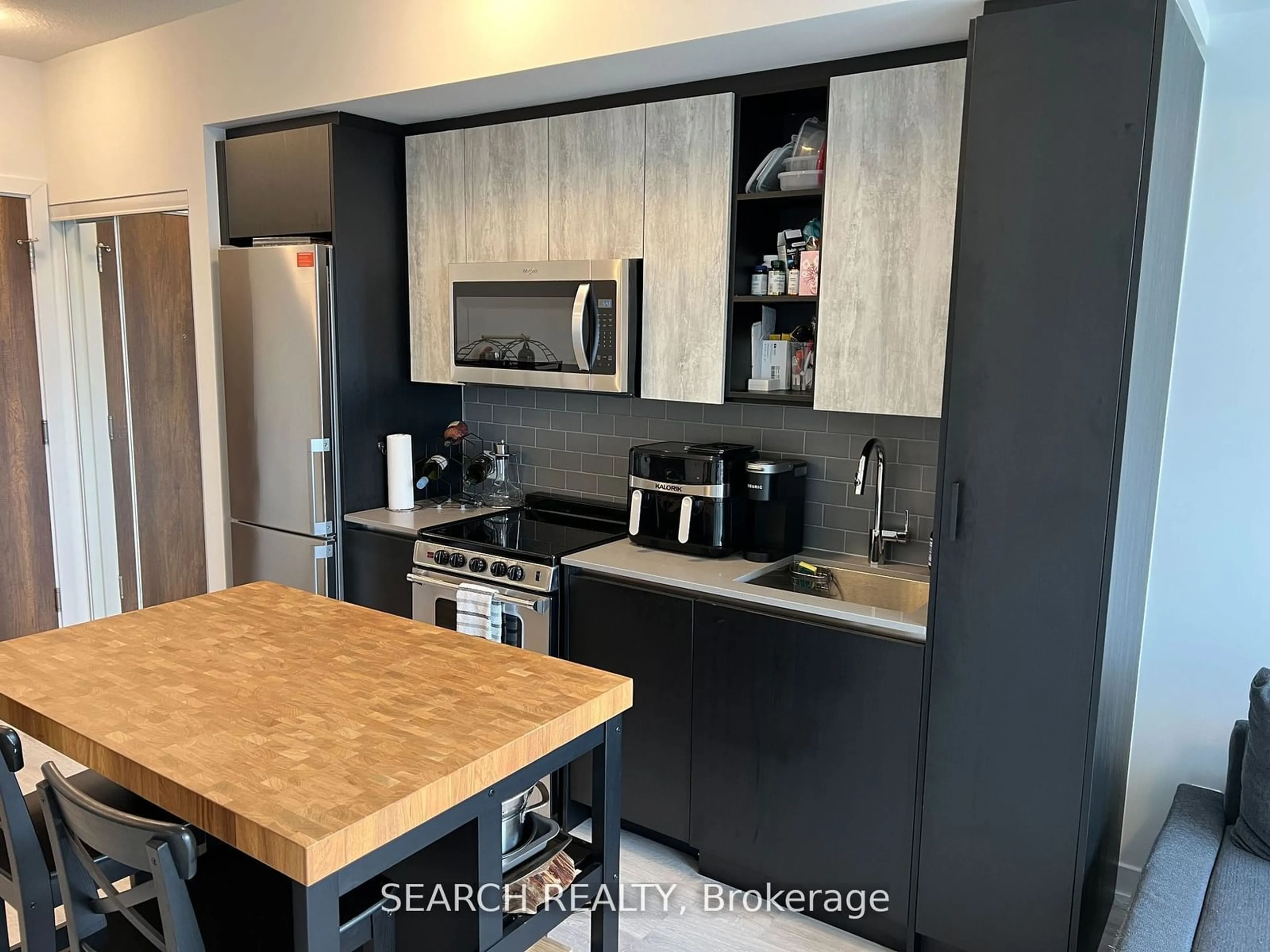 Standard kitchen for 251 Manitoba St #1211, Toronto Ontario M8Y 4G9