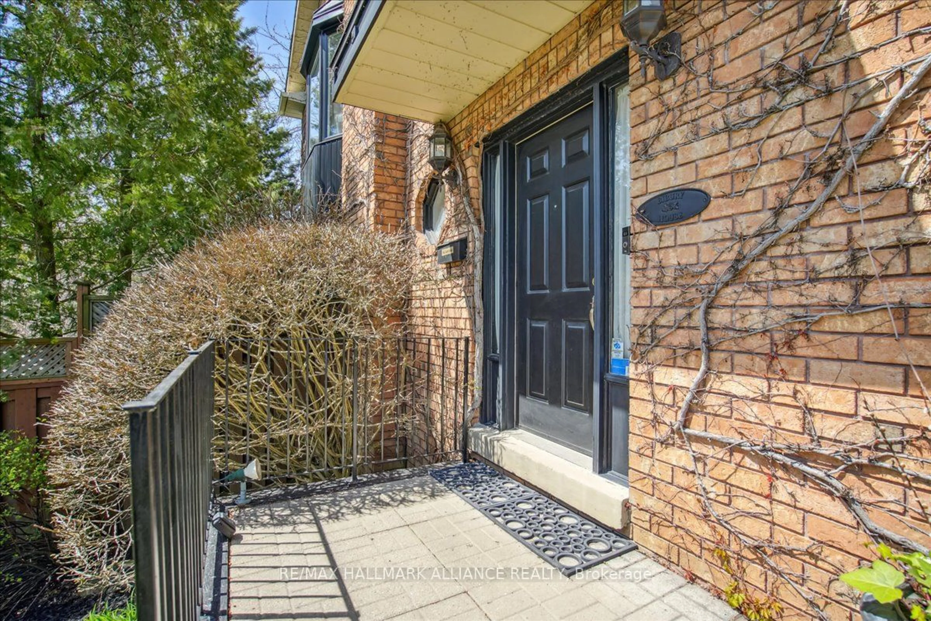 Home with brick exterior material for 966 Silver Birch Tr, Mississauga Ontario L5J 4S3