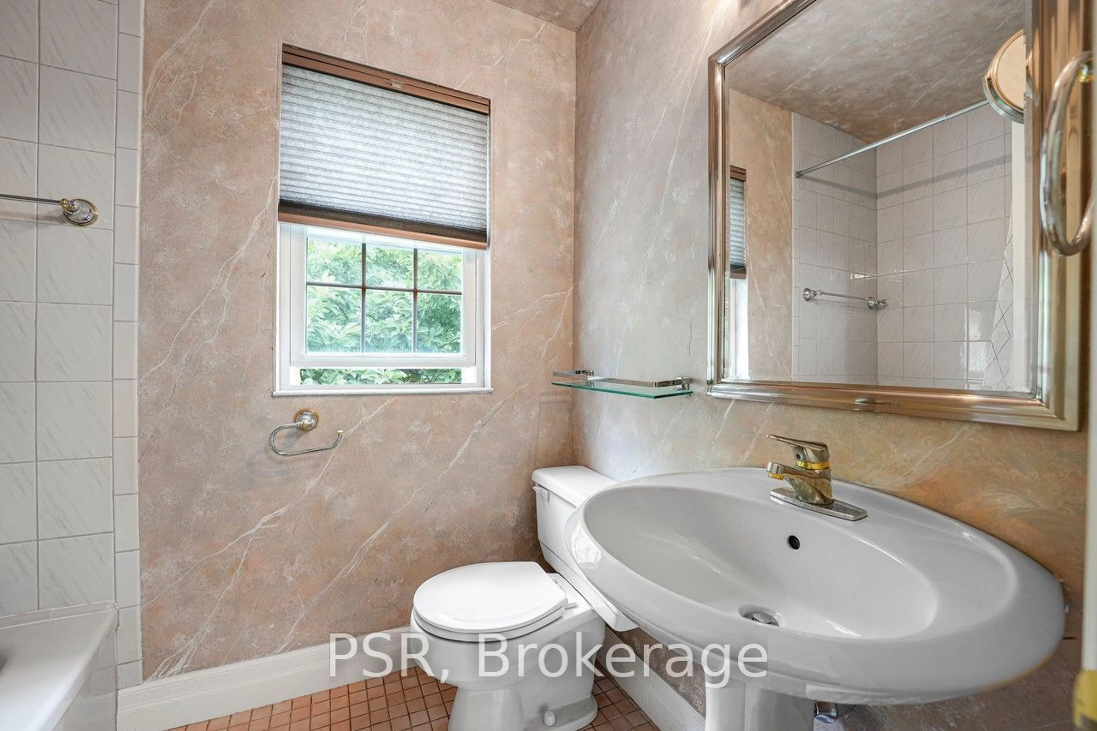 Bathroom for 2052 Redan Dr, Mississauga Ontario L4Y 1N8