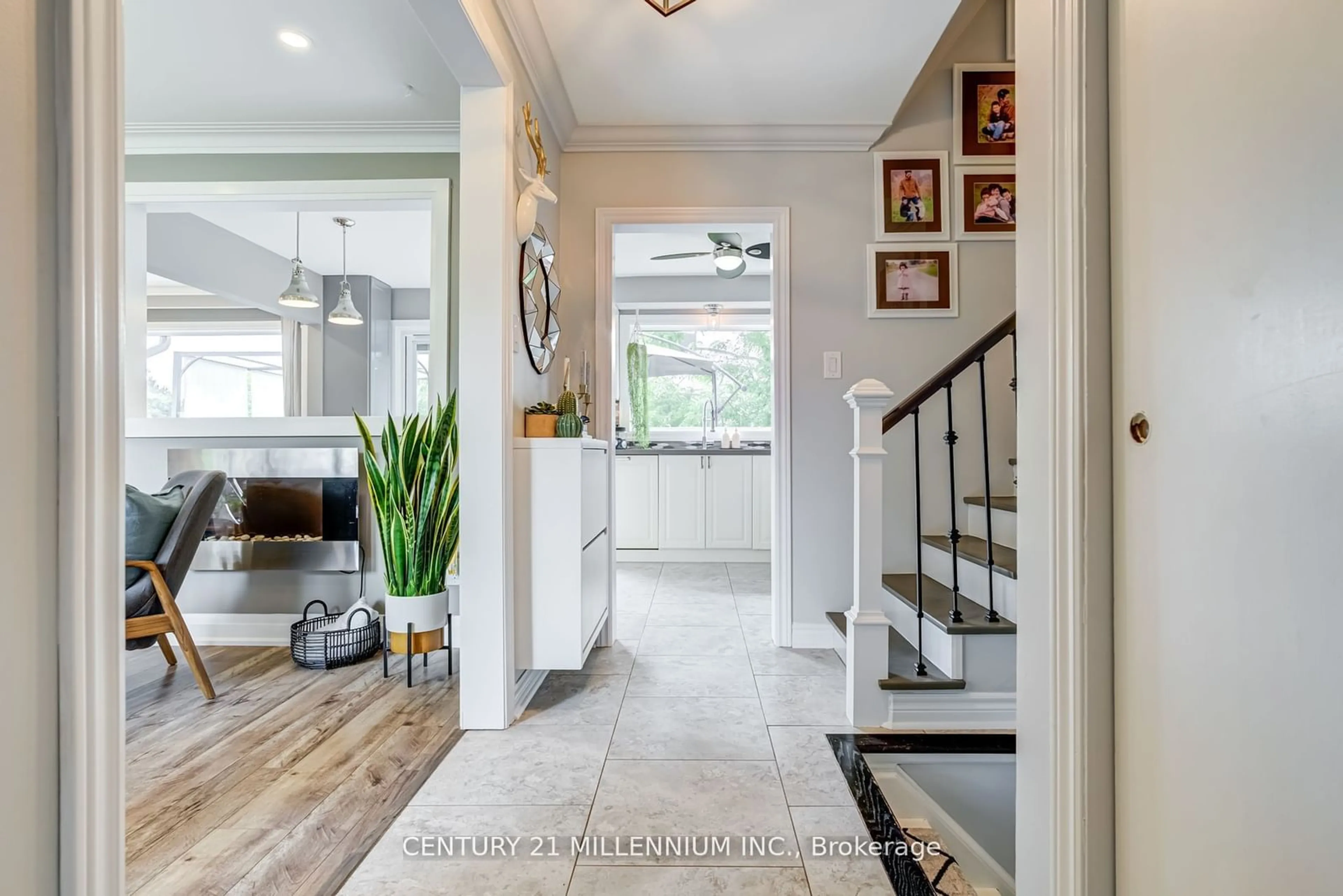 Indoor entryway, wood floors for 409 Scarsdale Cres, Oakville Ontario L6L 3W6