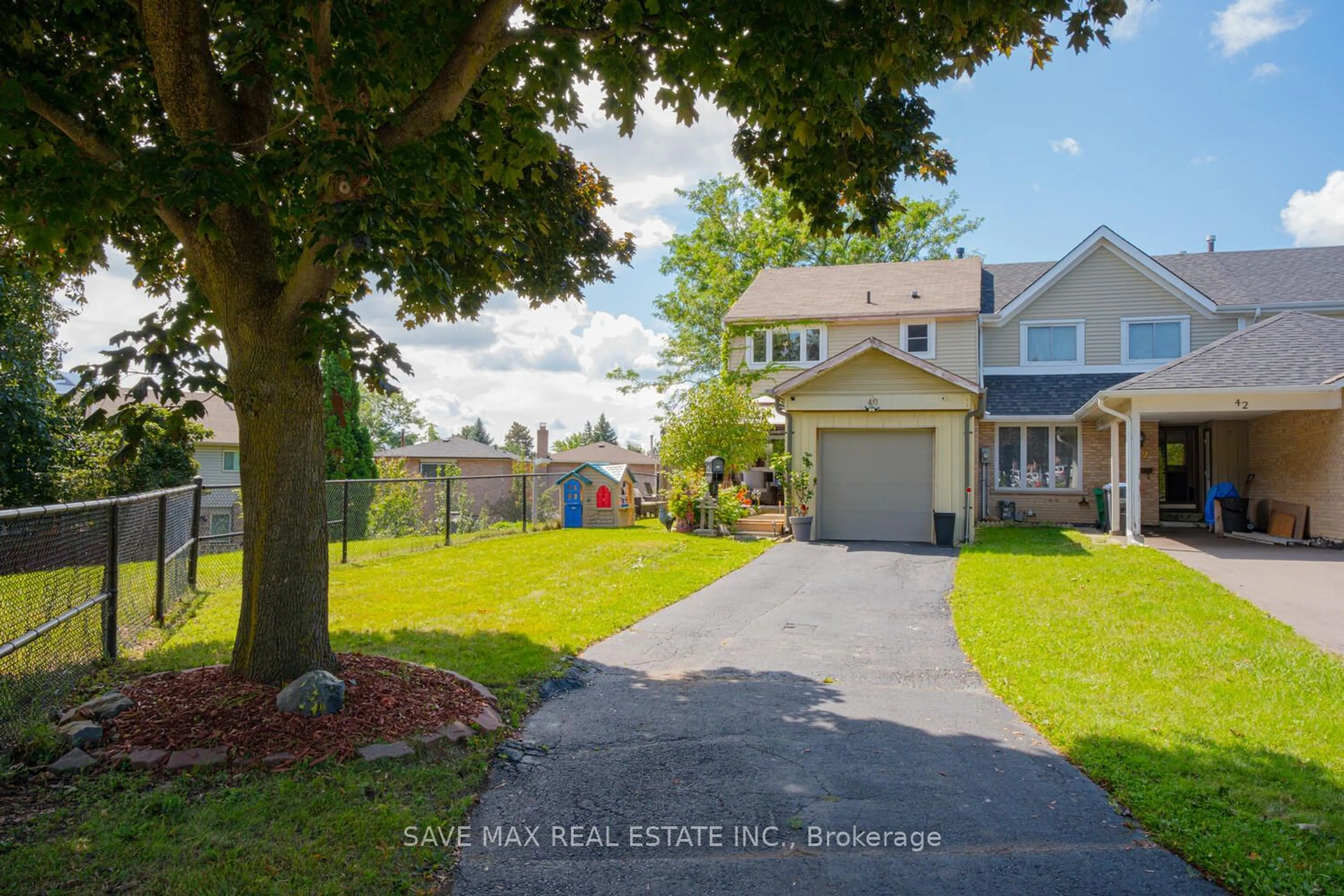 Frontside or backside of a home, the street view for 40 Barrington Cres, Brampton Ontario L6Z 1N3