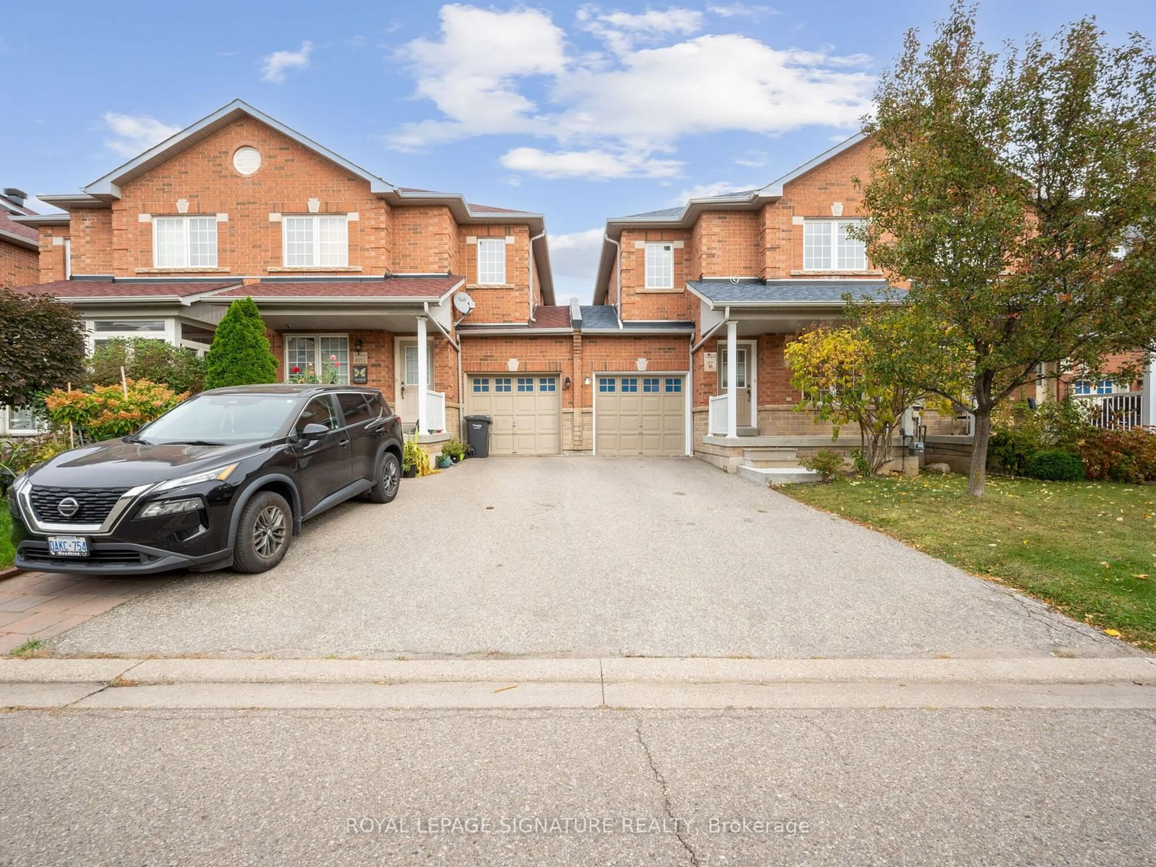 A pic from exterior of the house or condo, the street view for 4909 James Austin Dr, Mississauga Ontario L4Z 4H5