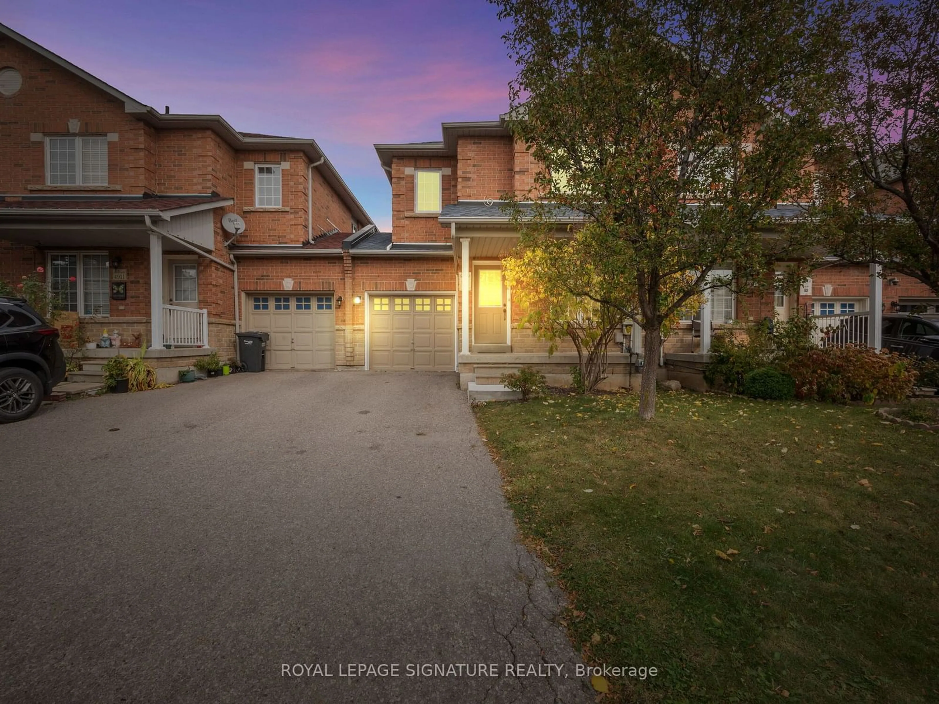 A pic from exterior of the house or condo, the street view for 4909 James Austin Dr, Mississauga Ontario L4Z 4H5