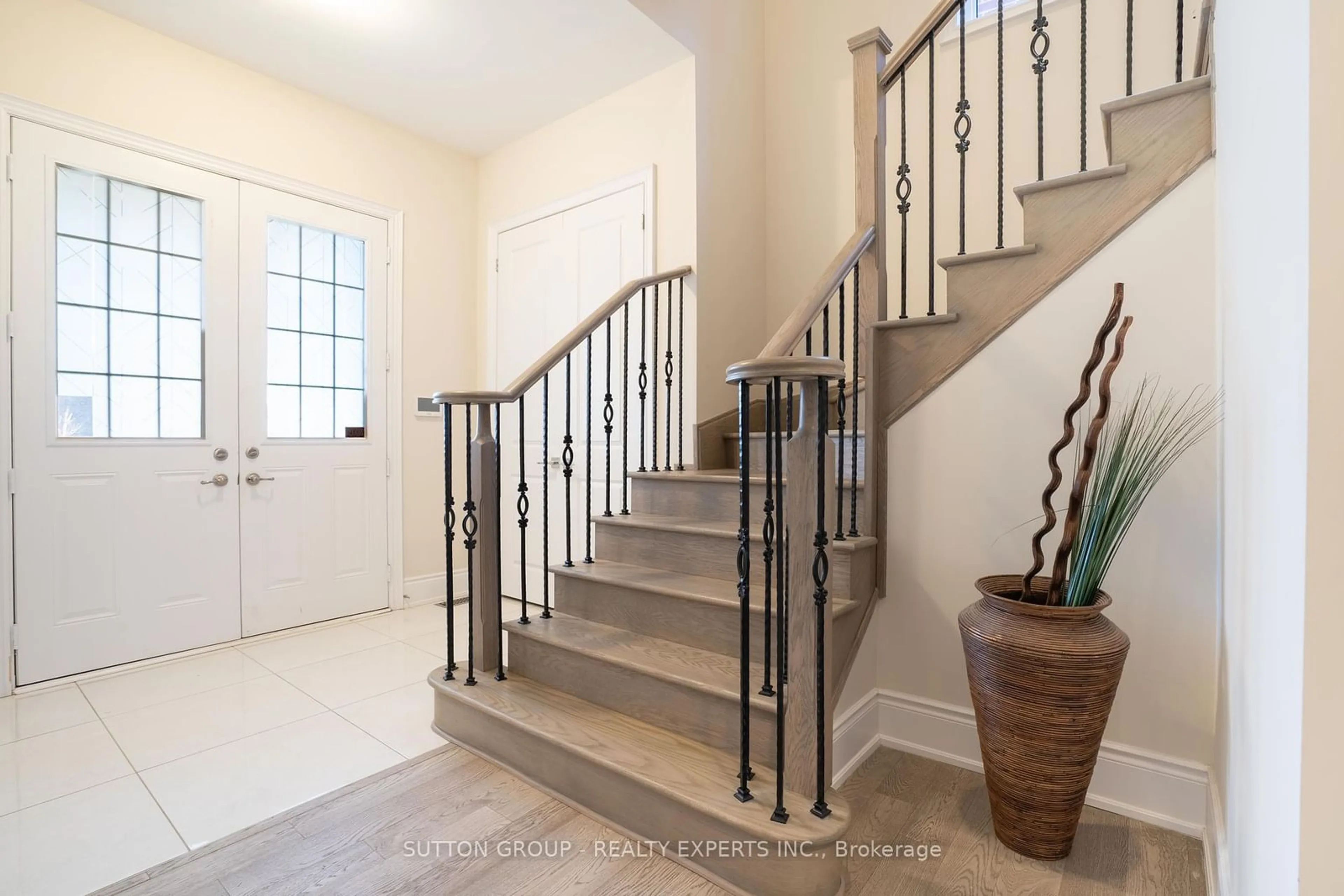 Indoor entryway, wood floors for 15172 Danby Rd, Halton Hills Ontario L7G 0H6