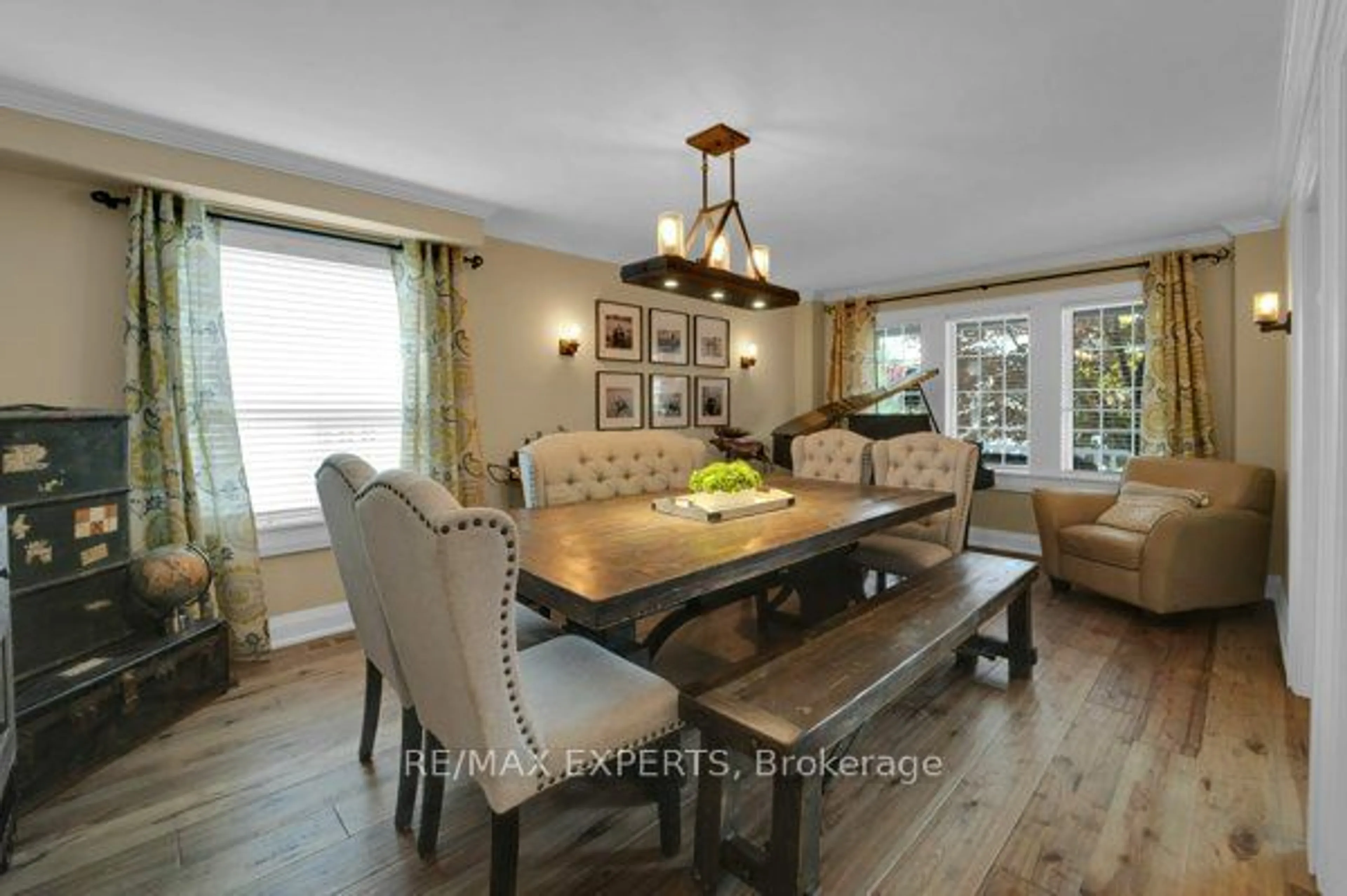 Dining room, wood floors, cottage for 11 Packham Circ, Brampton Ontario L7A 2N5