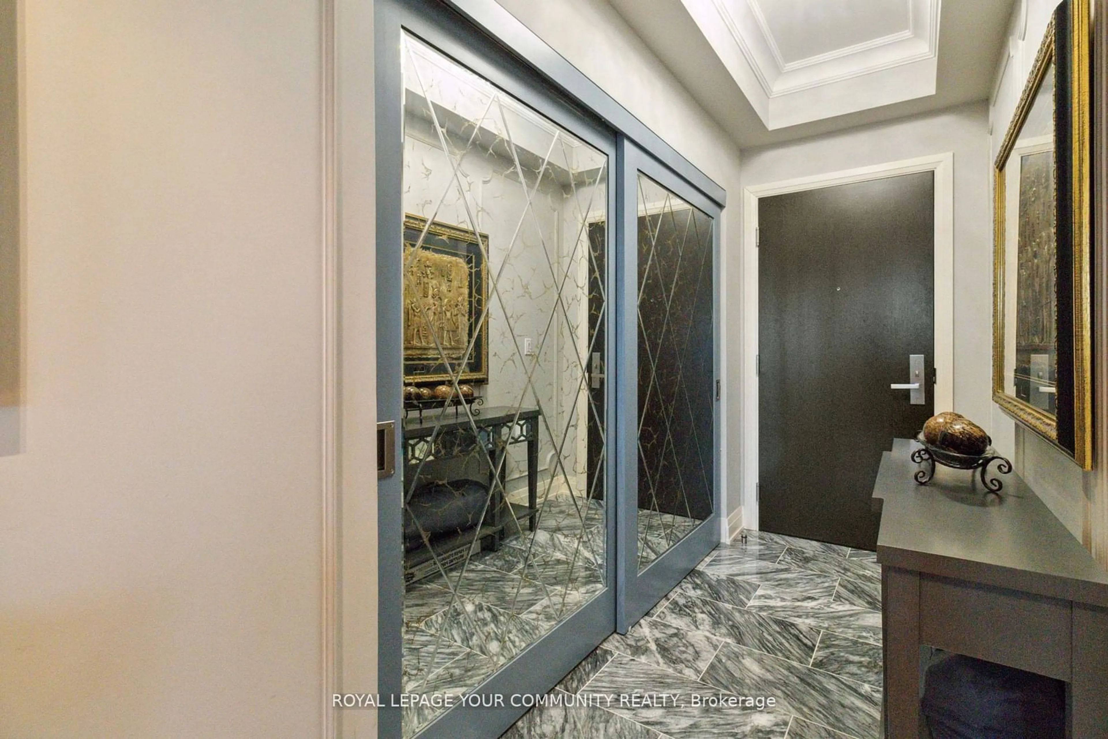 Indoor foyer, ceramic floors for 55 Speers Rd #LPH08, Oakville Ontario L6K 0H9