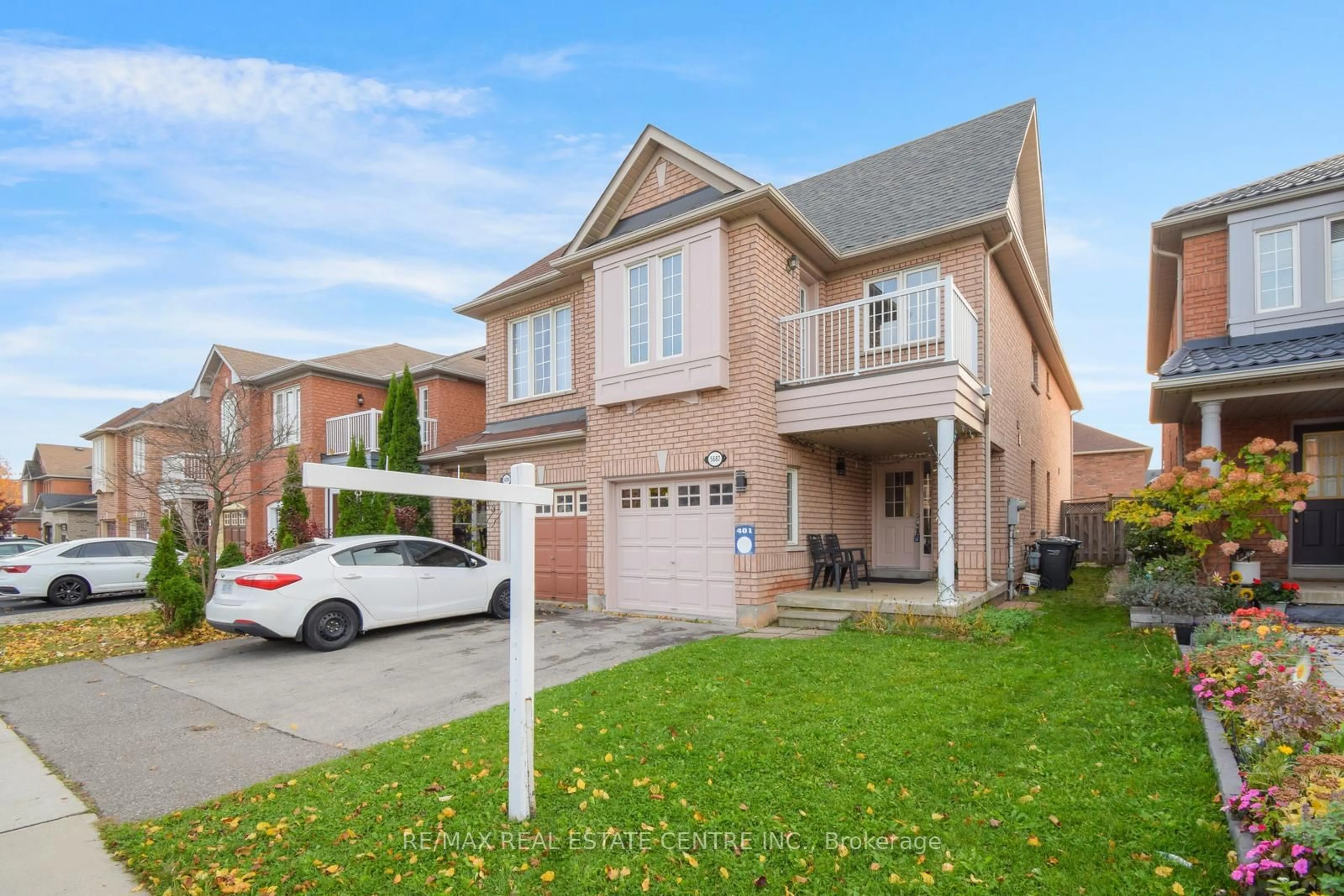 Frontside or backside of a home, the street view for 5687 Margarita Cres, Mississauga Ontario L5M 6Y7