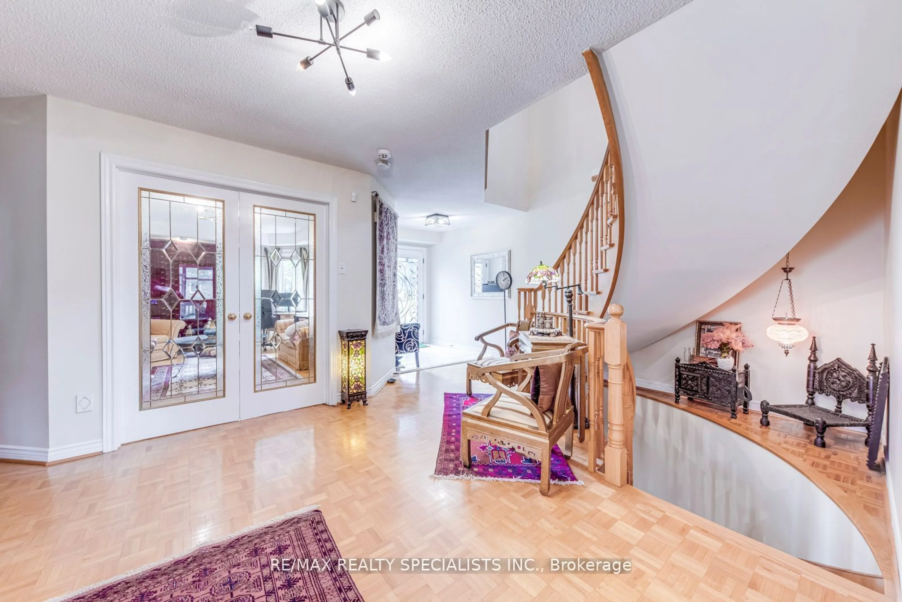 Indoor foyer, wood floors for 6152 Hardesty Cres, Mississauga Ontario L5V 1B4