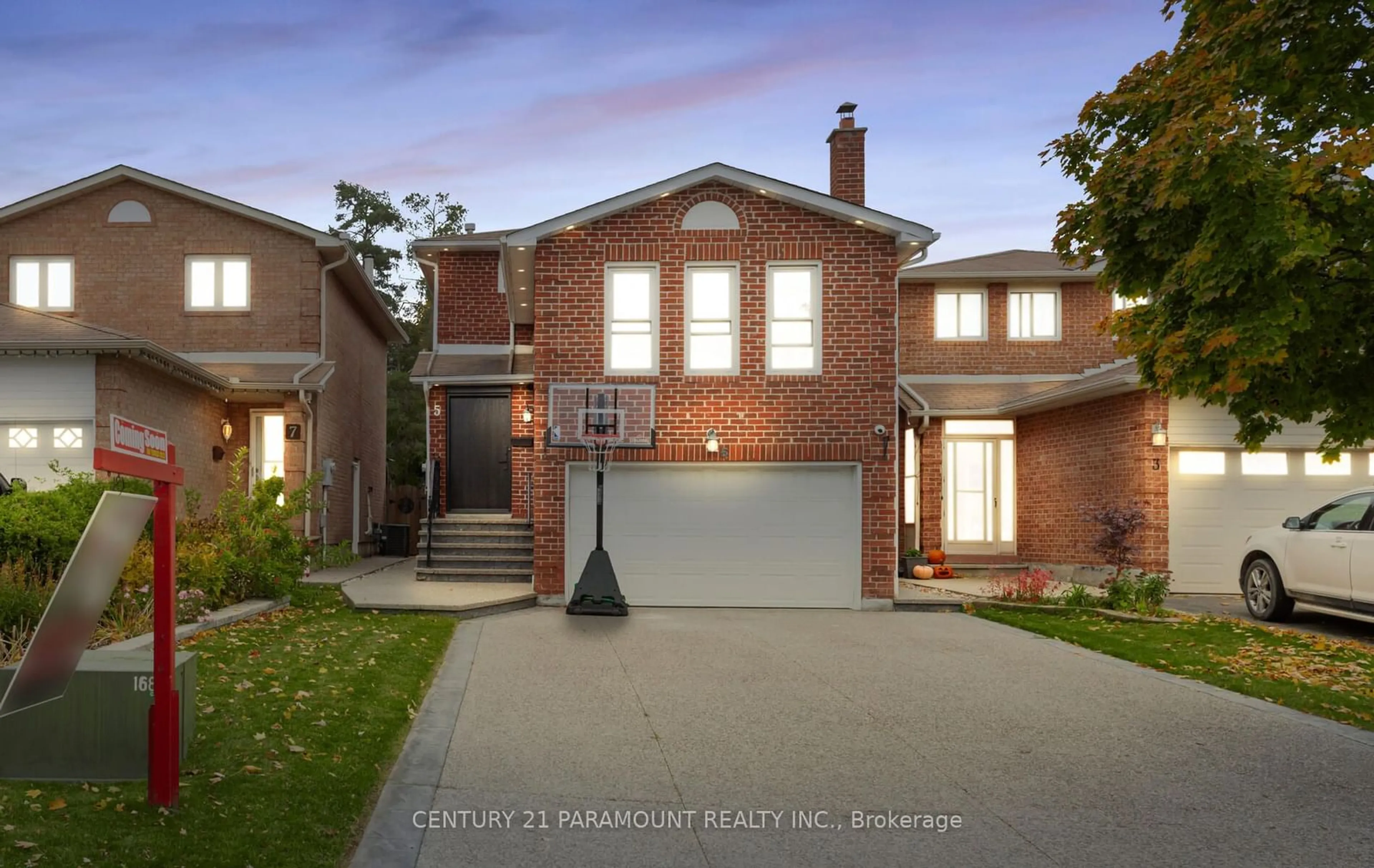 Frontside or backside of a home, the street view for 5 Corona Gate, Brampton Ontario L6Y 3N4