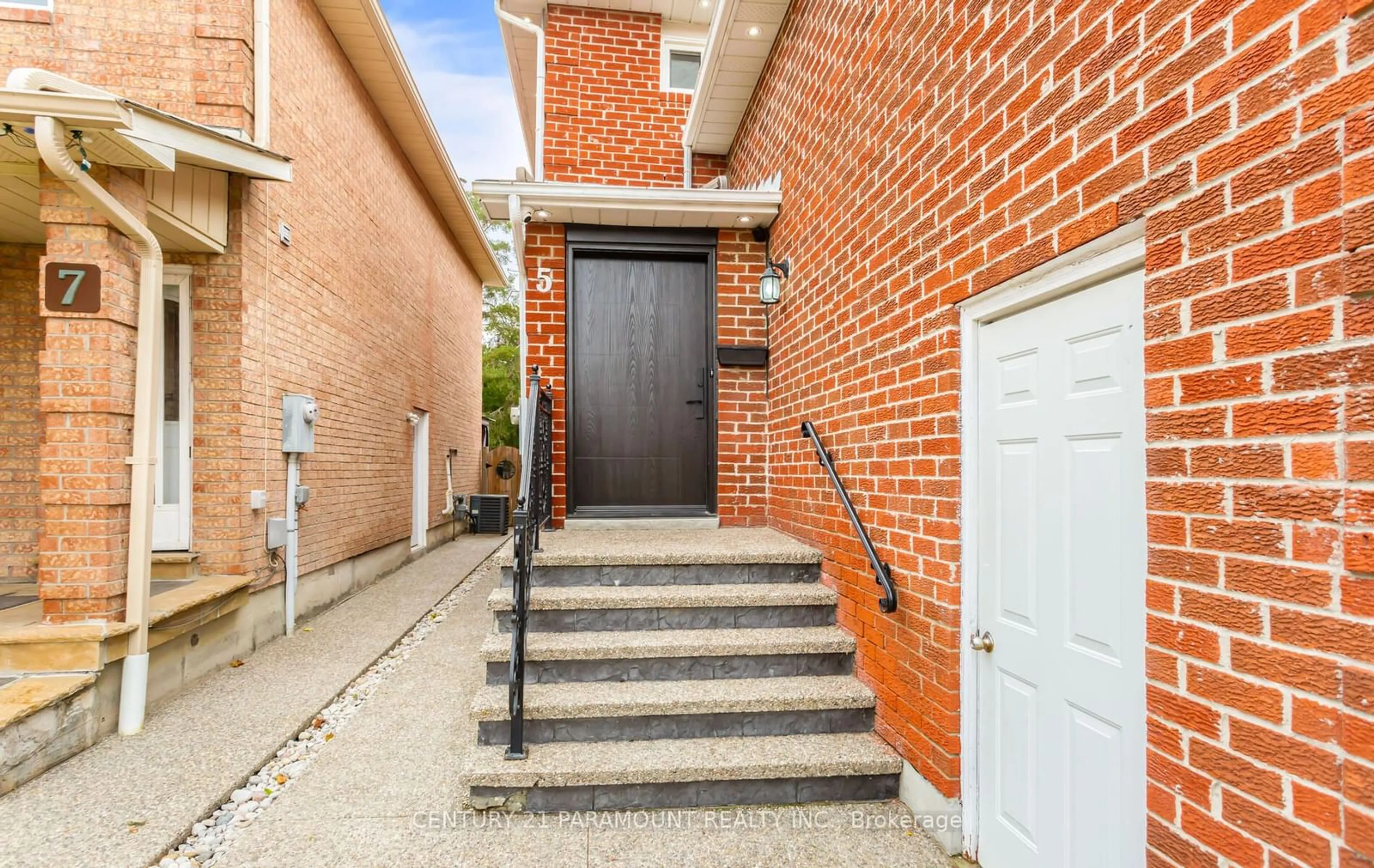 Home with brick exterior material for 5 Corona Gate, Brampton Ontario L6Y 3N4