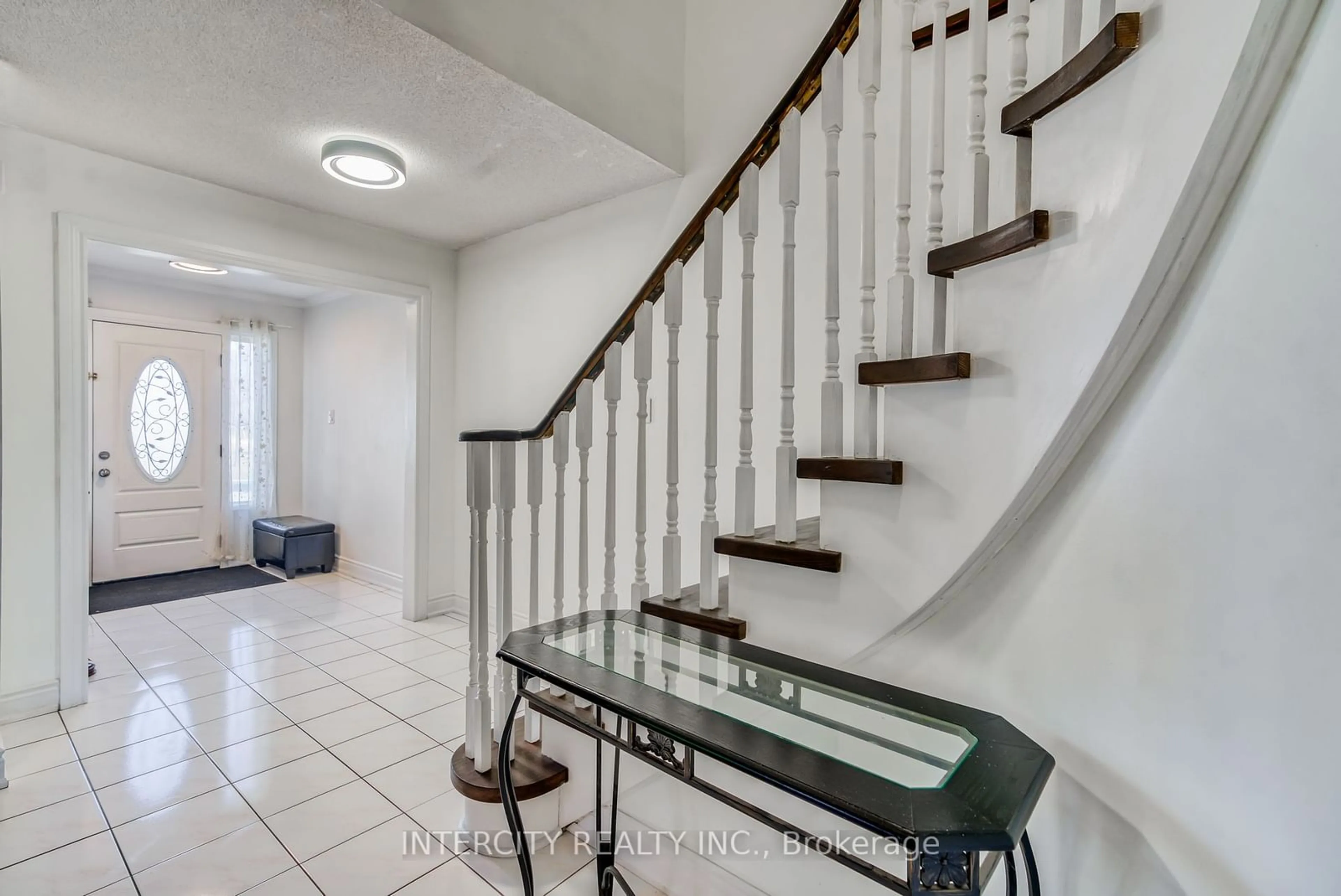 Indoor entryway, wood floors for 36 Merganser Cres, Brampton Ontario L6W 4E7