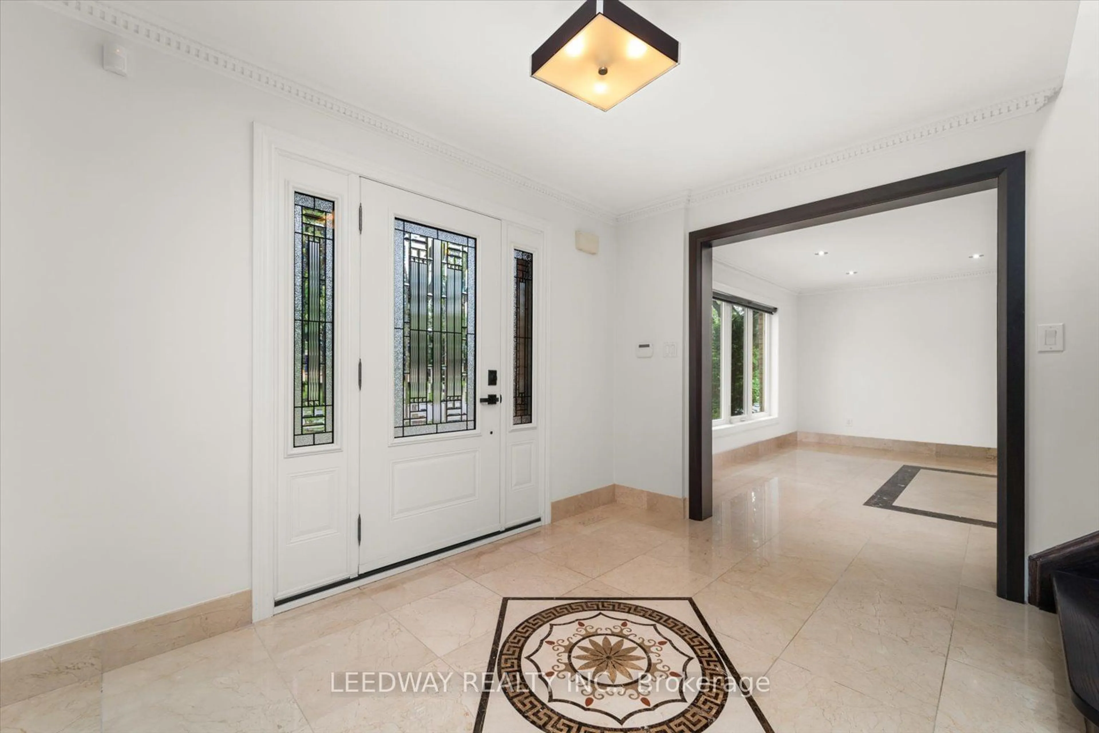 Indoor entryway, ceramic floors for 1750 Bridewell Crt, Mississauga Ontario L5L 3R7