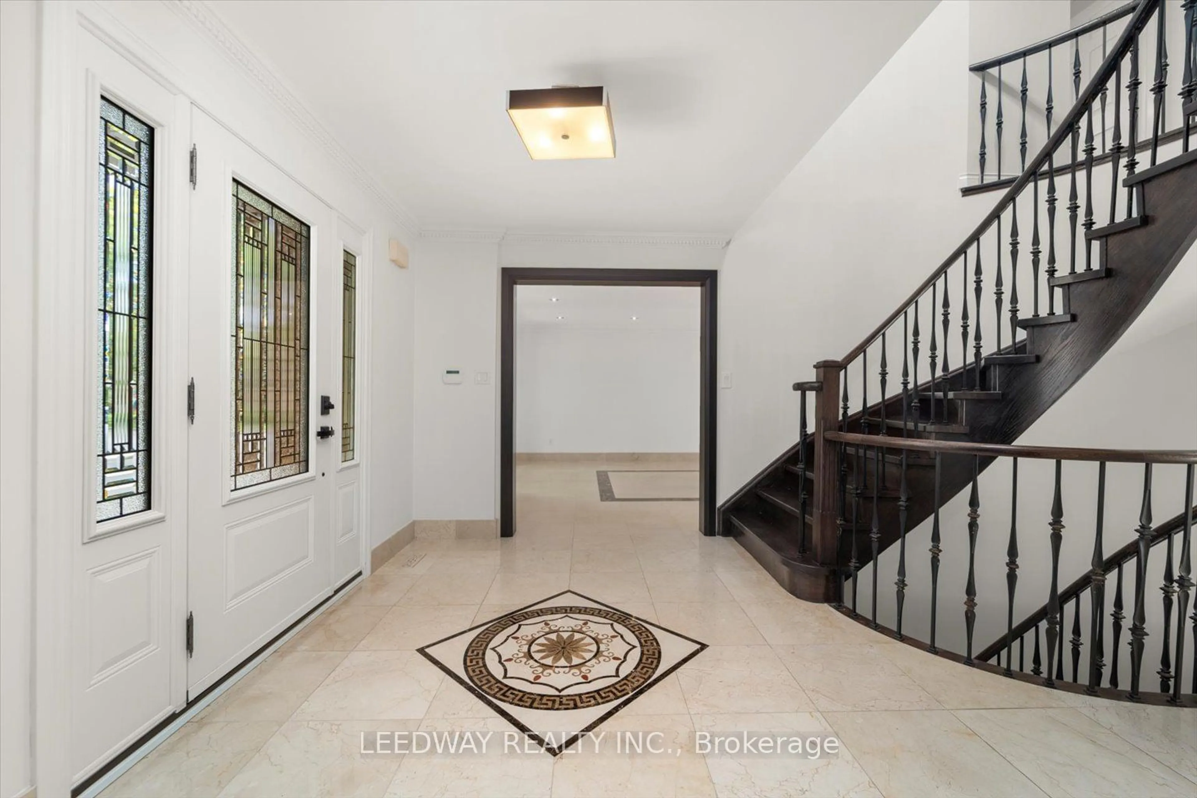 Indoor foyer, wood floors for 1750 Bridewell Crt, Mississauga Ontario L5L 3R7