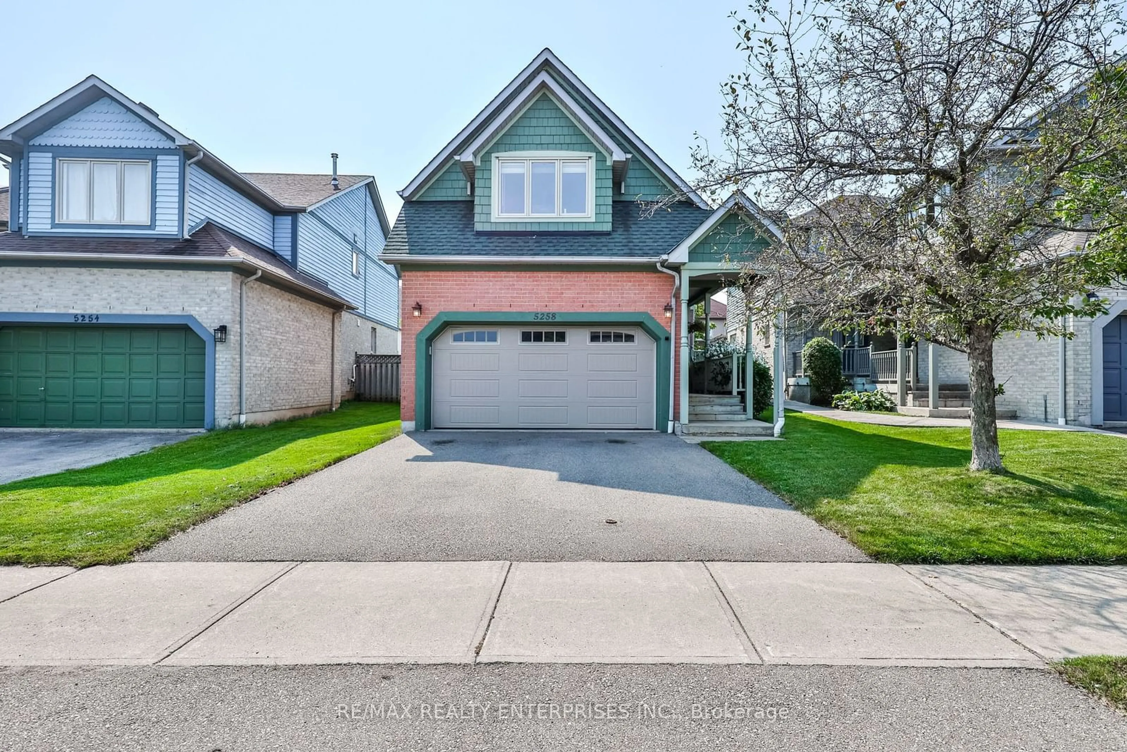 Frontside or backside of a home, the street view for 5258 Russell View Rd, Mississauga Ontario L5M 5W1