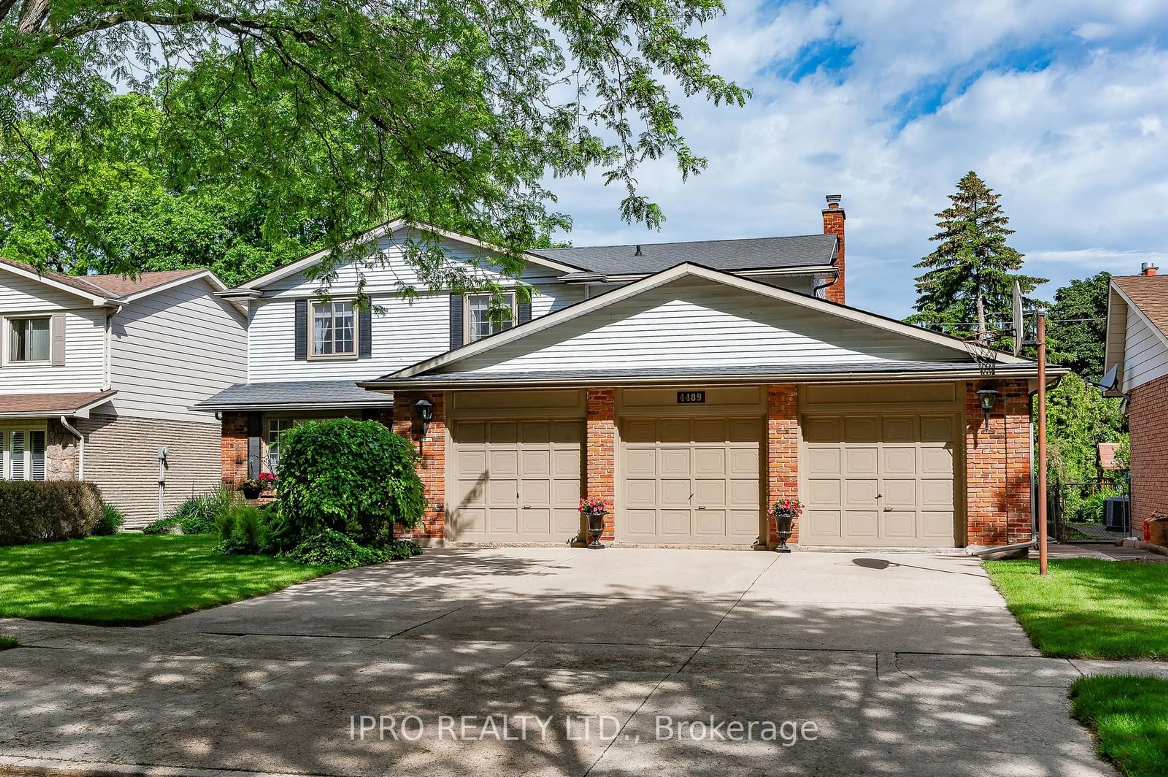 Frontside or backside of a home, cottage for 4489 Concord Pl, Burlington Ontario L7L 1J5