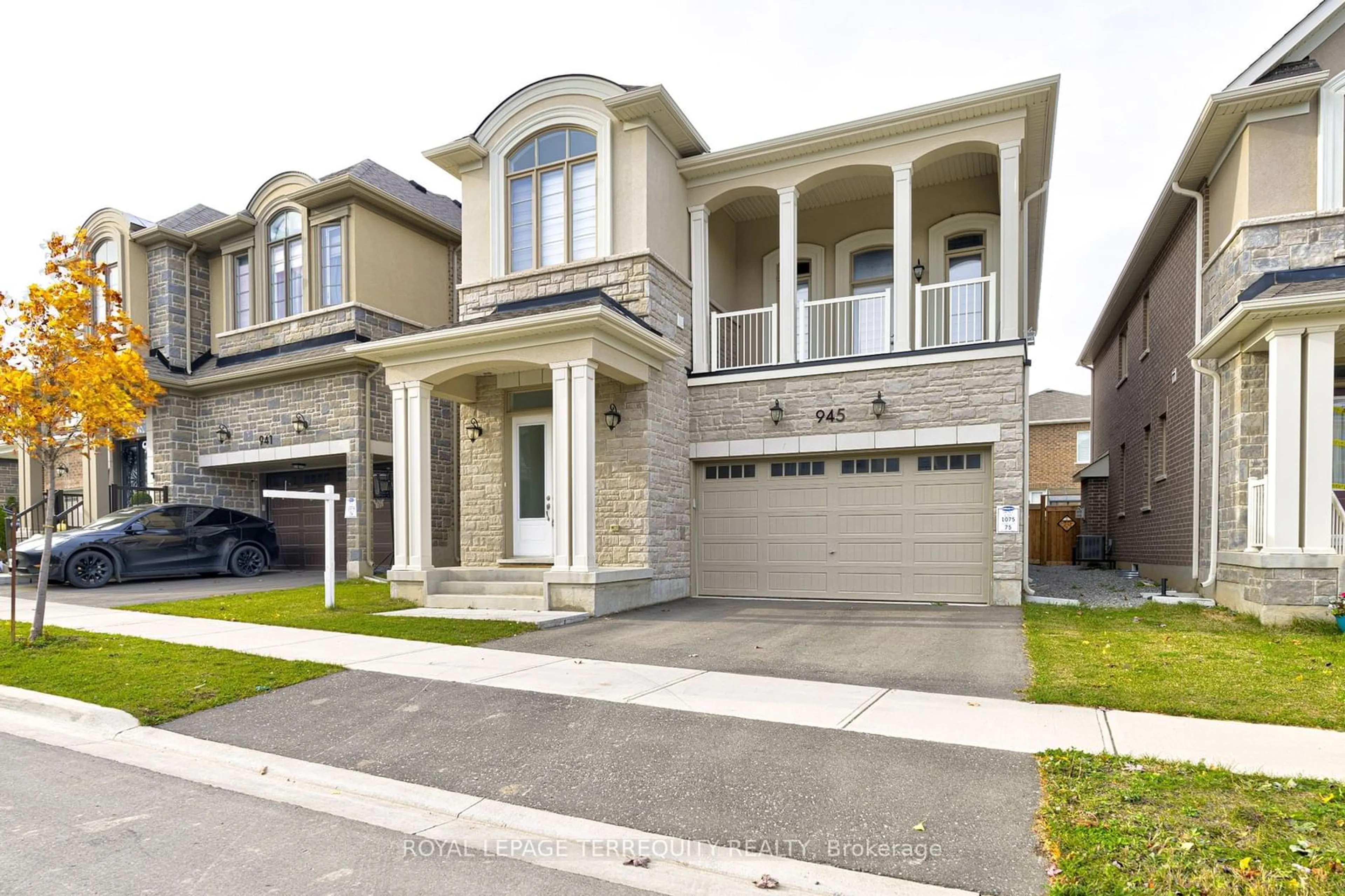 Frontside or backside of a home, the street view for 945 Chestnut Hts, Milton Ontario L9E 1P6