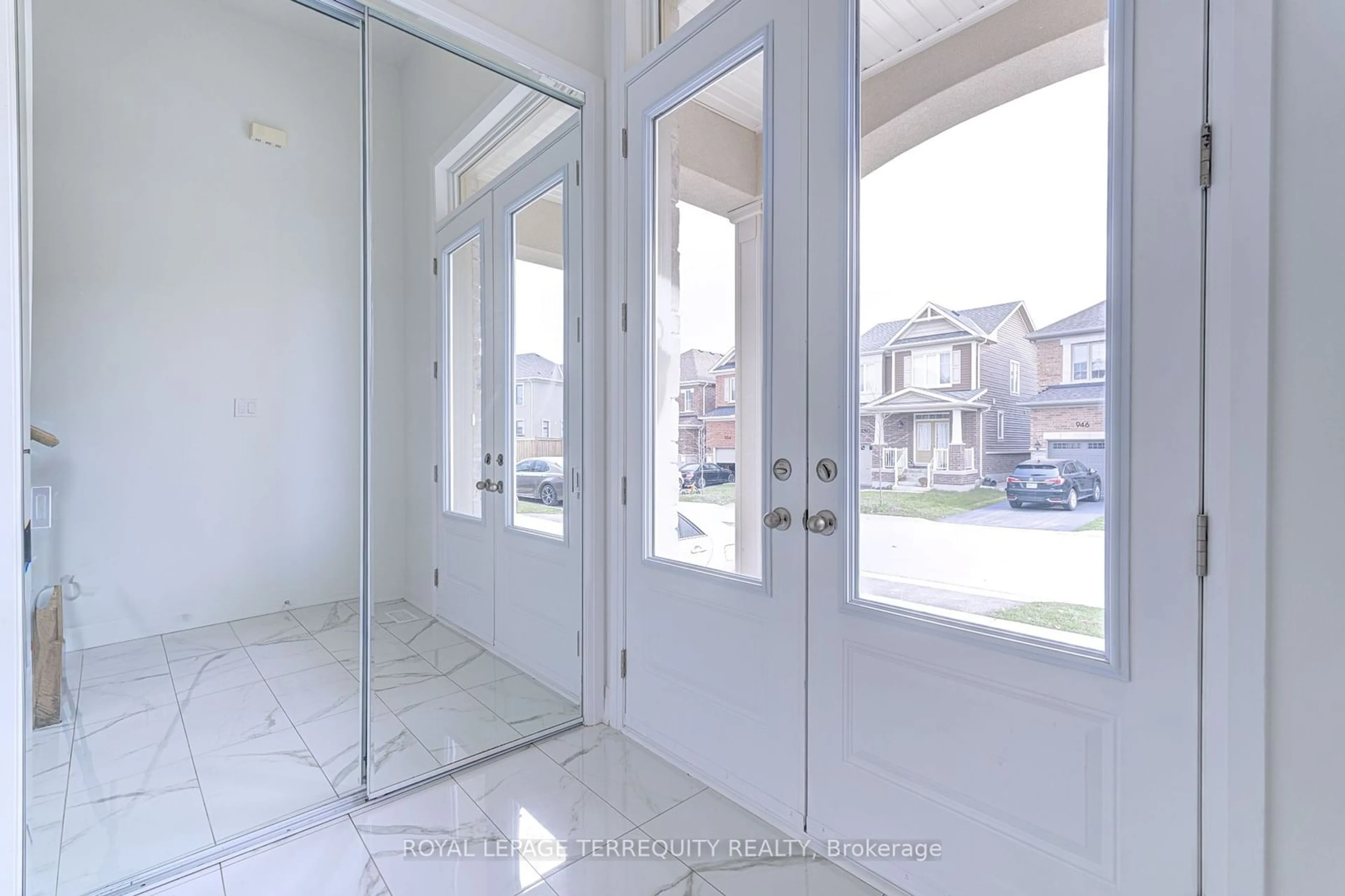 Indoor entryway, not visible floor for 945 Chestnut Hts, Milton Ontario L9E 1P6