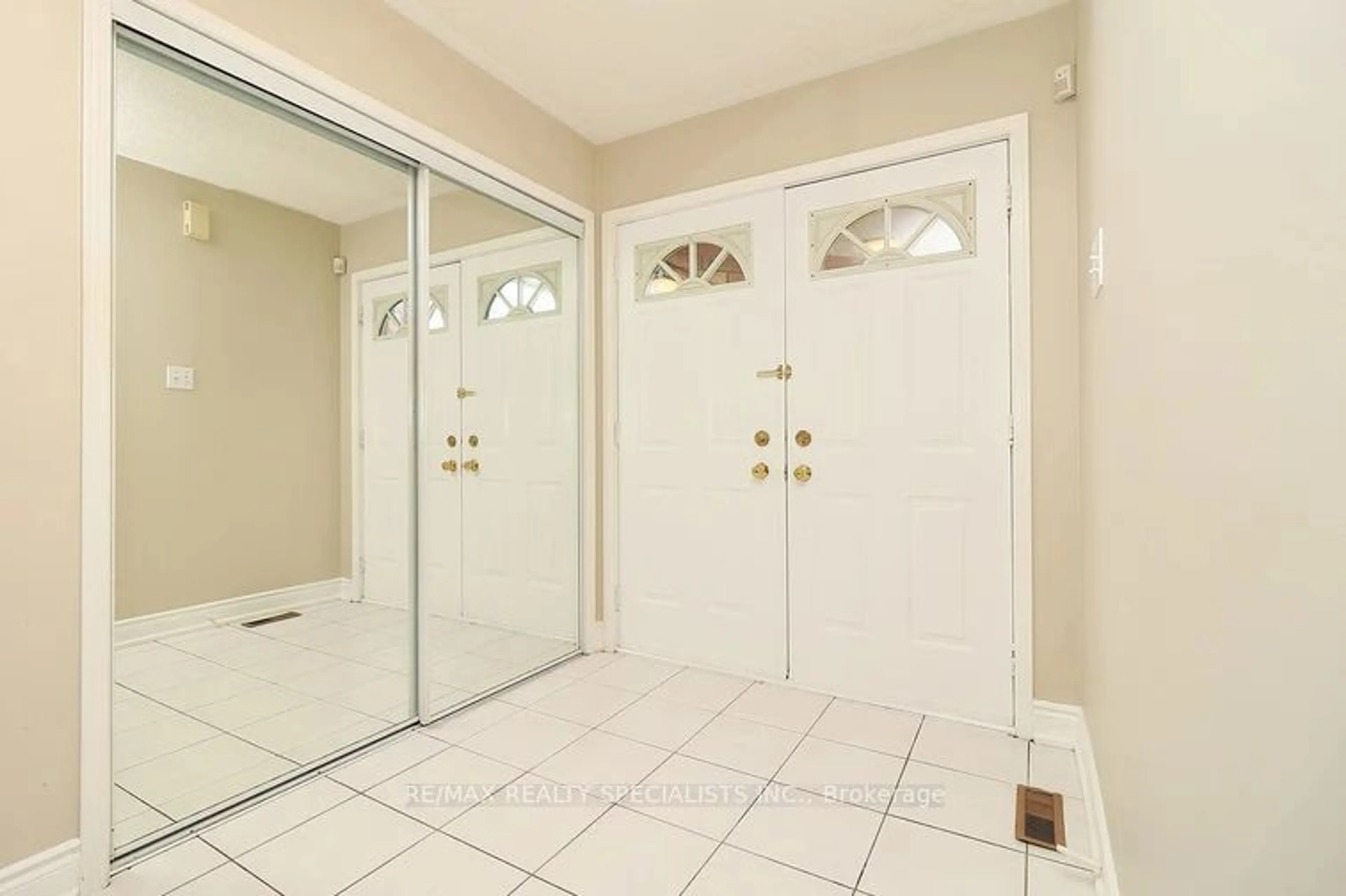 Indoor entryway, unknown floor for 3247 BLOOMFIELD Dr, Mississauga Ontario L5N 6X8