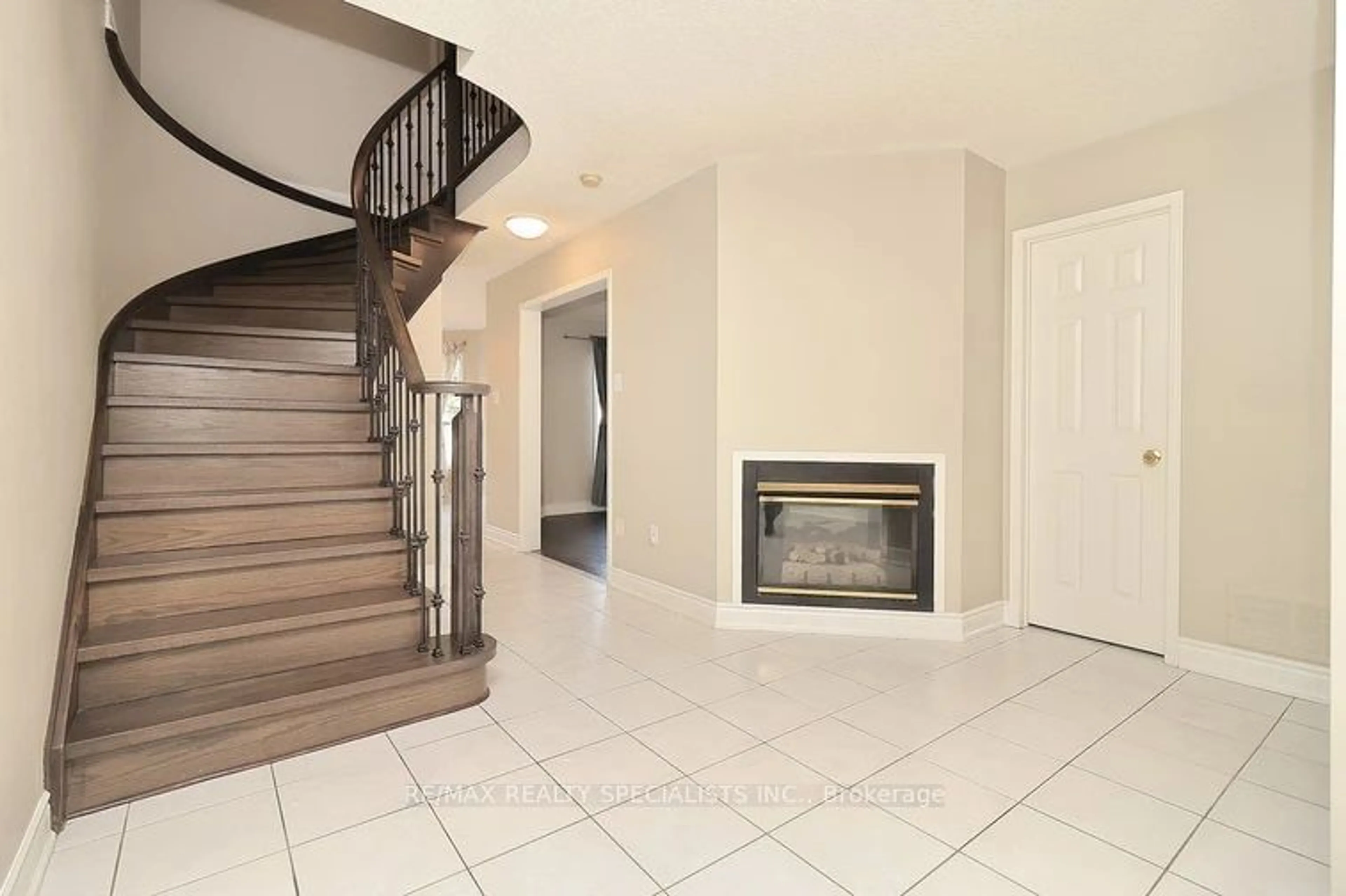 Indoor foyer, wood floors for 3247 BLOOMFIELD Dr, Mississauga Ontario L5N 6X8