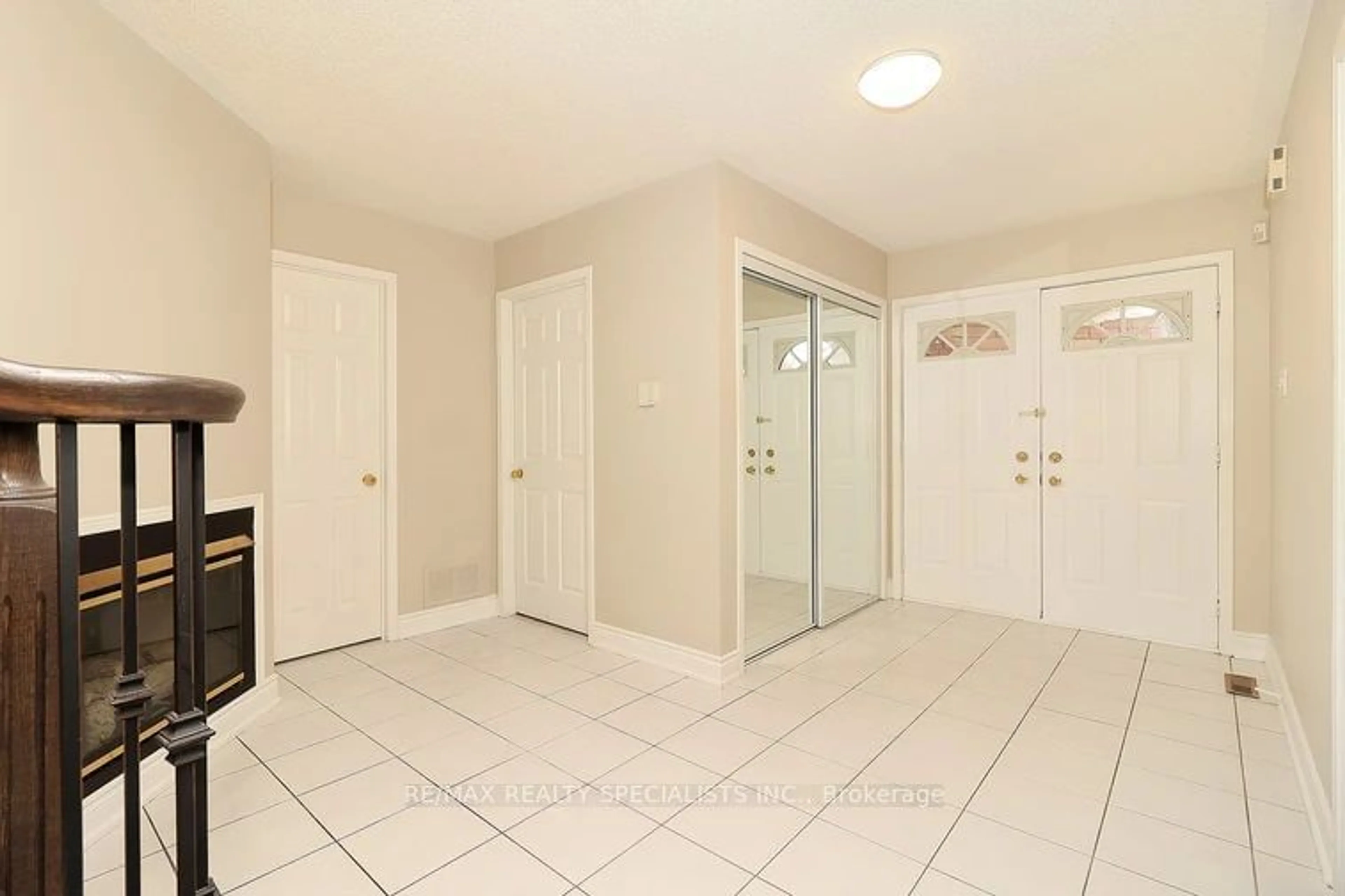 Indoor entryway, not visible floor for 3247 BLOOMFIELD Dr, Mississauga Ontario L5N 6X8