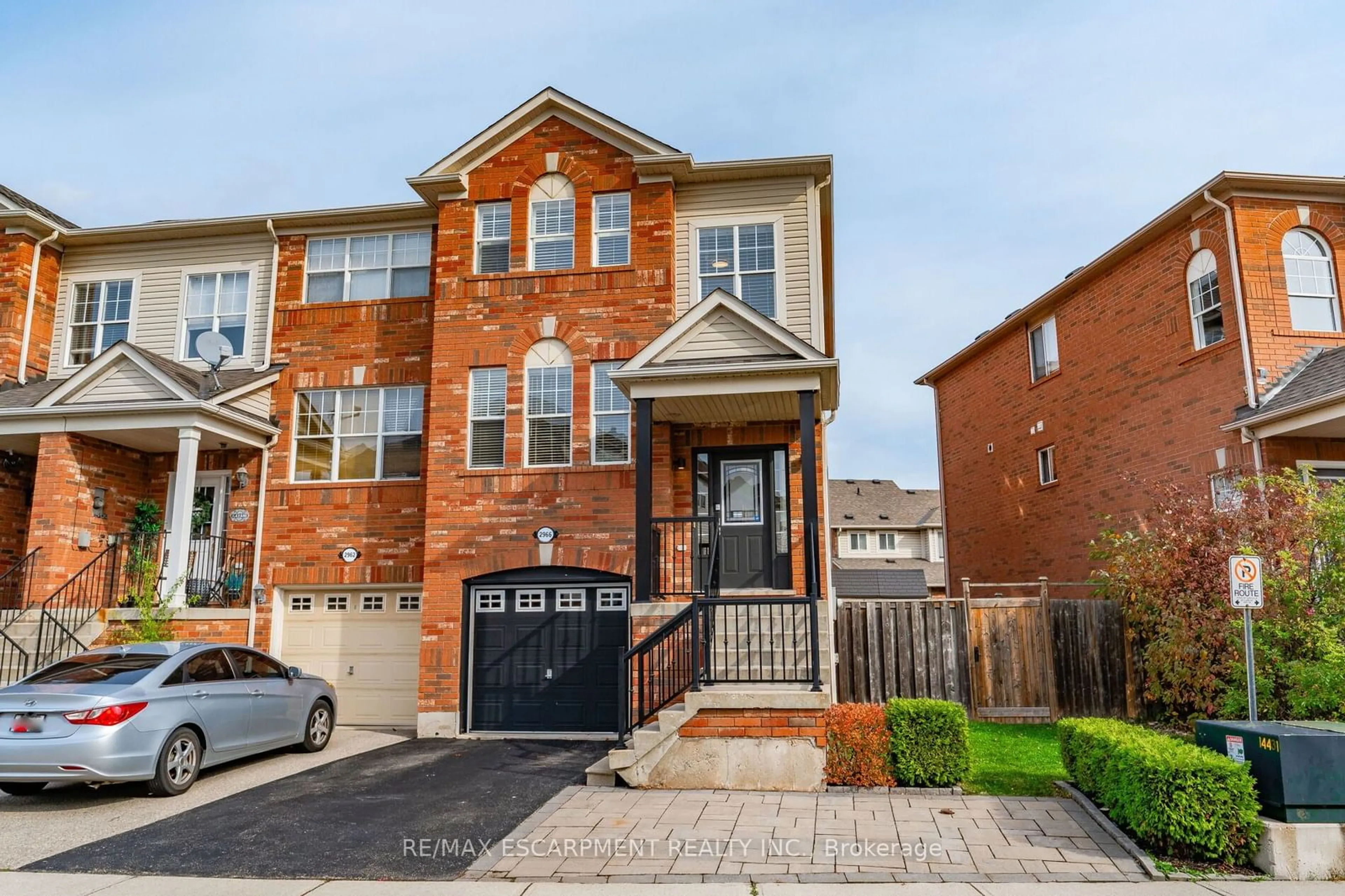 A pic from exterior of the house or condo, the street view for 2966 Garnethill Way, Oakville Ontario L6M 5E9